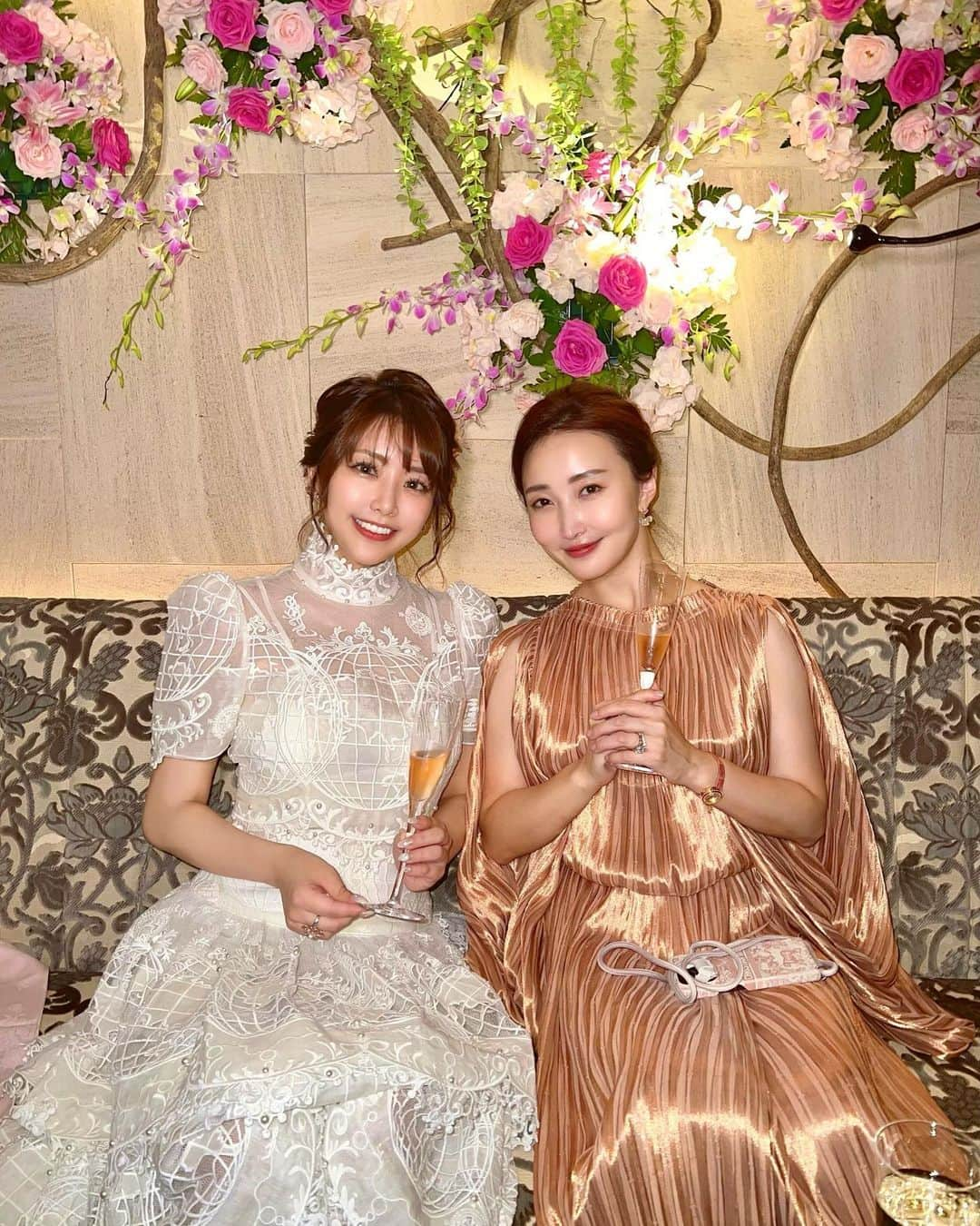 白石明日香のインスタグラム：「彩花ゆいママ☺️ 誕生日のイベントウィークも今日で終わり。 久しぶりに記憶無くなるまで飲みました😇家のソファーでメイクしたままドレスで気絶💀 ママと話したのは覚えているけど、この写真を撮った記憶がない！😱  でもたくさんの方にお祝いしてもらったことはしっかり覚えてます。 つまりは幸せです。 皆様も良い週末を🙋‍♀️  #ブレア #ブレア銀座 #blair #クラブ #明日香vlog #vlog #YouTube #銀座 #銀座クラブ #バースデーイベント #birthday」