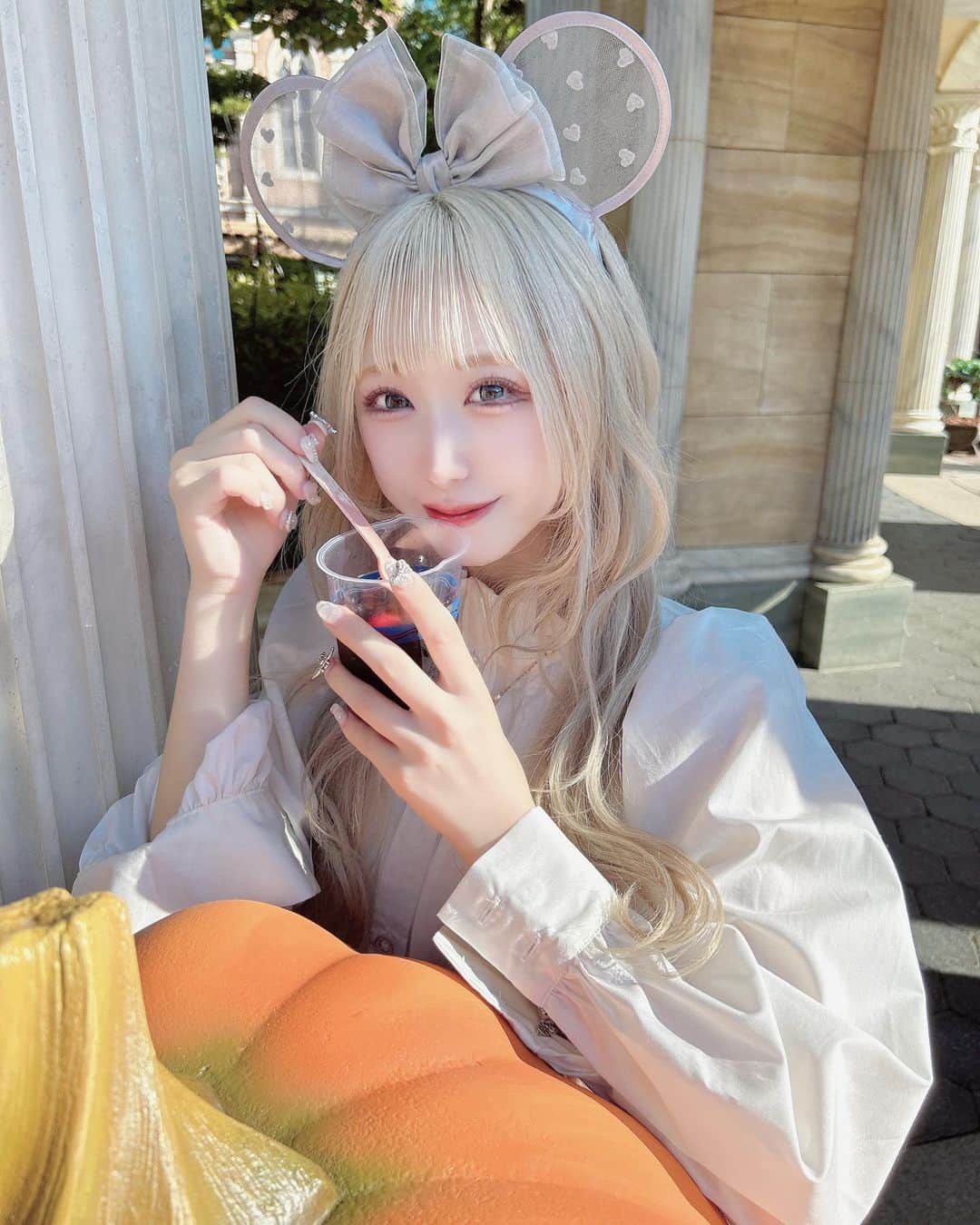 椎名栞のインスタグラム：「もうすぐハロウィンだね、 . . . . .  #ディズニー  #ディズニーコーデ  #ハロウィン  #ディズニーシー  #halloween #ハイトーンカラー #ハイトーン #ホワイトカラー #ホワイトコーデ」