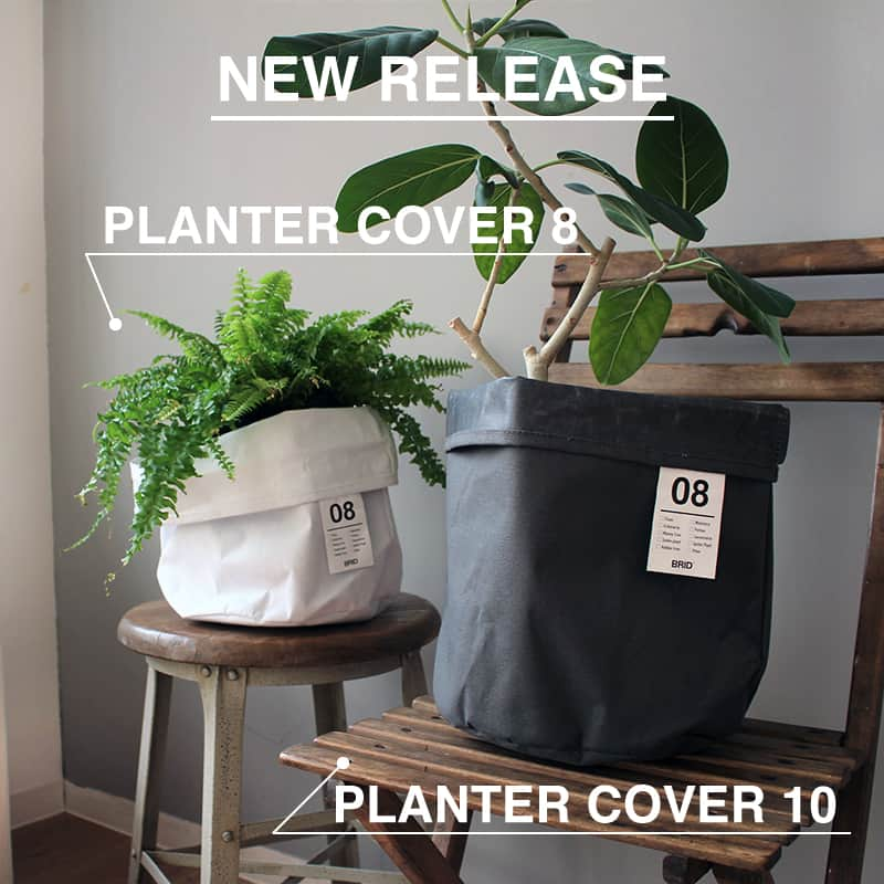 BRID 【NEXTANDARD MARKET】のインスタグラム：「. 【新商品入荷】  PLANTER COVER_8 PLANTER COVER_10  植物の鉢をそのまま入れるだけで手軽にお部屋の内装や家具の雰囲気とあわせられるプランターカバー。  インテリアにこだわりながら植物育成を楽しみたい方におすすめのアイテムです。 ファブリックカバーの折り返し幅を調整することで、様々なプランターの高さに合わせて使えます。  内袋のコードストッパーを絞れば、お子様やペットによる土いじりなどを気にせず観葉植物を置くことができます。  水やり後は内袋の口を開けることで通気性を確保できます。  Color : White / Light gray / Dark gray / Beige / Brown  商品の詳細は画像に貼ってあるリンクからご覧ください。 →@brid_japan  #brid_japan #bridのある暮らし #ブリッド #MERCROS #メルクロス #プランターカバー #鉢カバー #植物のある暮らし #観葉植物 #観葉植物のある暮らし #インドアグリーンのある暮らし #グリーンインテリア」