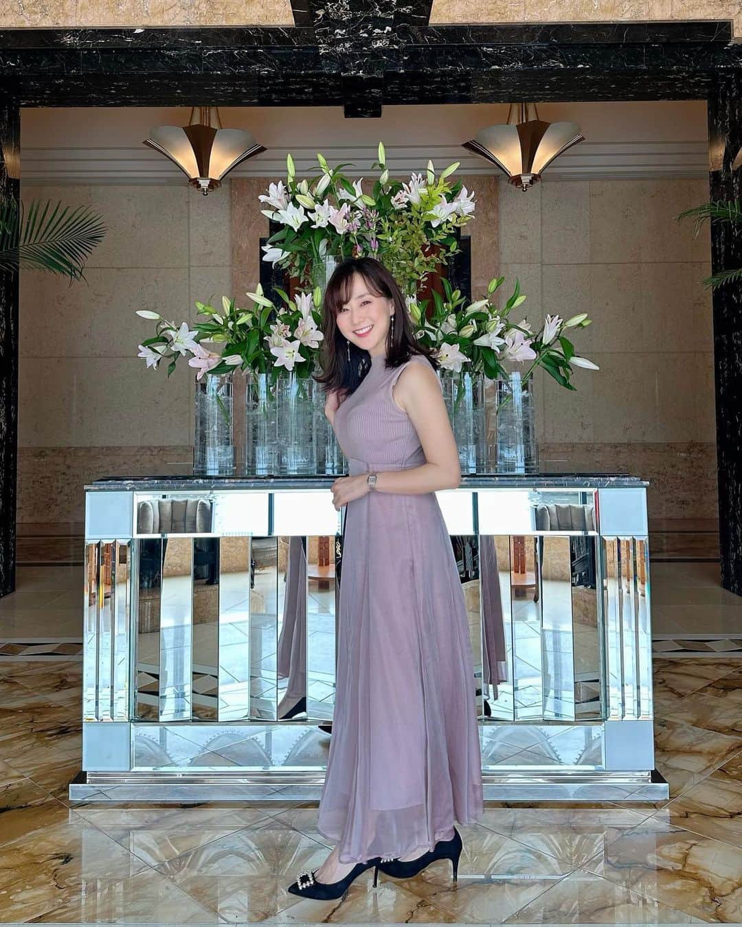 村上麻衣のインスタグラム：「久しぶりにヒールを履きました。  なんだかレディな気分🤭💜  まだまだ暑いけど 暦上は秋なので、 お洋服は色だけ秋カラーにしております🍂  Onepiece @mystrada_official   #ファッション #ワンピースコーデ #ワンピース #マイストラーダ #onepiece #アラフォーコーデ #アラフィフコーデ #アラフォーファッション #fashion」