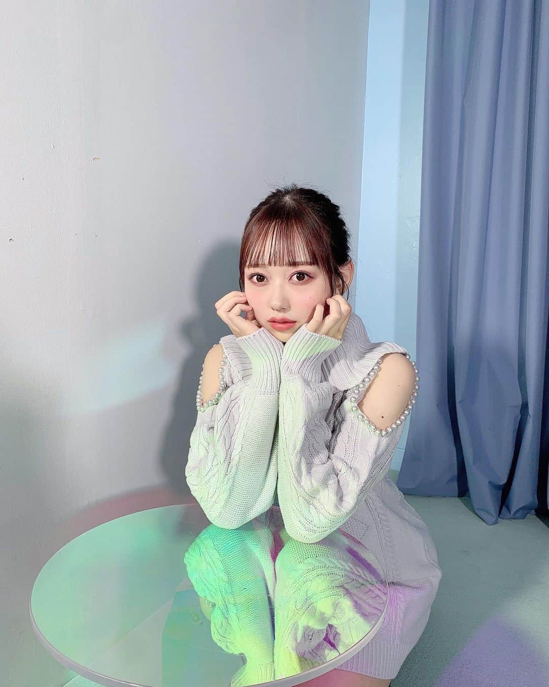 大盛真歩のインスタグラム：「- ̗̀ 📢💭  ❄️ evelyn 2023 winter collection ☃️ のモデルをさせていただきます🤍  とーーっても可愛いお洋服を着て沢山撮影したので楽しみにしててね︎︎︎︎︎☺︎  昔から好きなブランドさんで、まさか自分がモデルをさせて頂ける日が来るなんて、、高校生の時絶対evelynの福袋欲しくて争奪戦でゲットできたあの時の自分に教えてあげたい🥹   #evelyn  #wintercollection  #model   #fashion  #hair  #make」