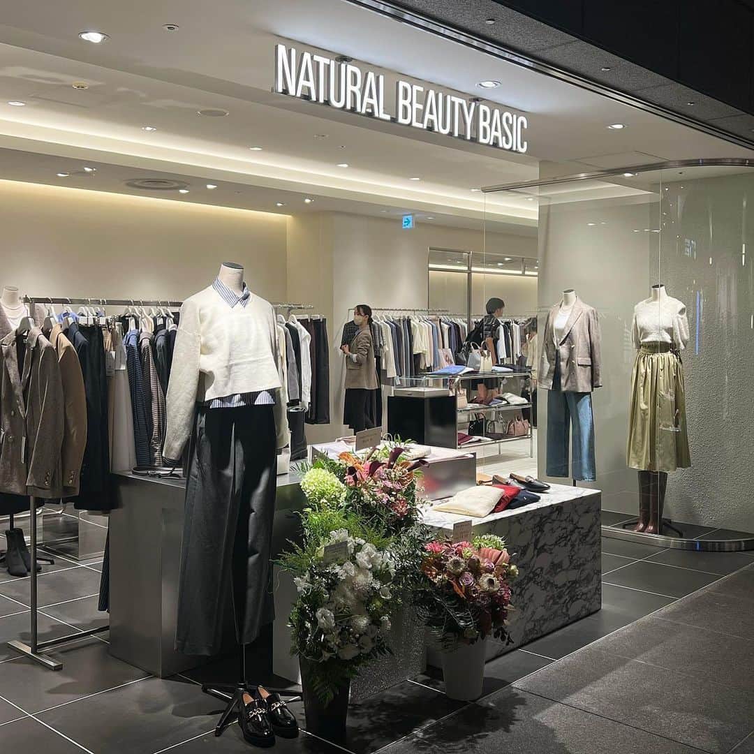 横山紗弓のインスタグラム：「リニューアルオープンした @naturalbeautybasic_official 天神地下街に🌿 既にたくさんのお客さんで賑わっていましたよ☺︎ アイテムはもちろん、それらが並ぶ空間がお洒落で 心が高鳴るのを感じました♩ どのタイプの女性にも刺さるであろう トレンドを取り入れたa/w服がずら〜っと。 どれも可愛くてぐるぐるぐるぐる…すごく悩んだけど 大好きなknit one-pieceをお持ち帰りです🛍️ また着て載せます！ #NBB天神地下街 #naturalbeautybasic」