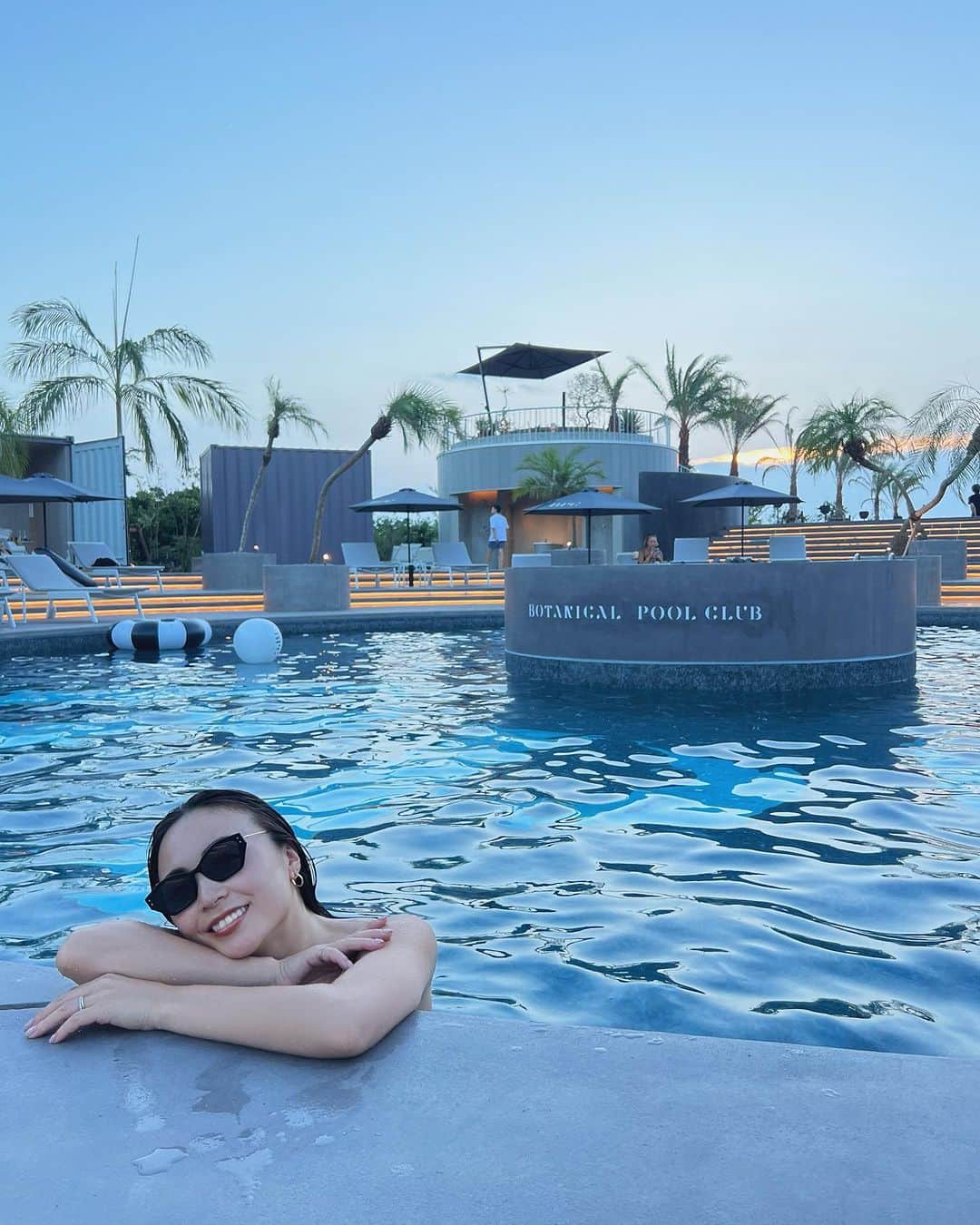里見茜さんのインスタグラム写真 - (里見茜Instagram)「‪‪𖥧𖤣 幸せな瞬間は一瞬で過ぎ去ってしまうから、思い出に🎞️🤍  少し立ち止まりたいな。そんな風に思った時もすぐ行けてしまう。なんとも贅沢な空間。 @botanicalpoolclub   大好きな人と行ったらもう最高でしかないよ。♡ #botanicalpoolclub #pool#hotel#trip#vacation  #マメオ履いてますか？」9月15日 17時43分 - satomiakane