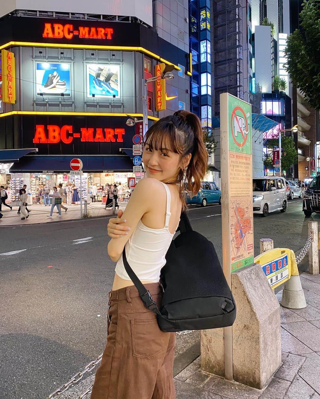なつぴぴのインスタグラム：「🌚💟 . . 久しぶりに髪の毛をマキマキしました✌︎ このトップスシルエットが綺麗でお気に入りなんです😘」