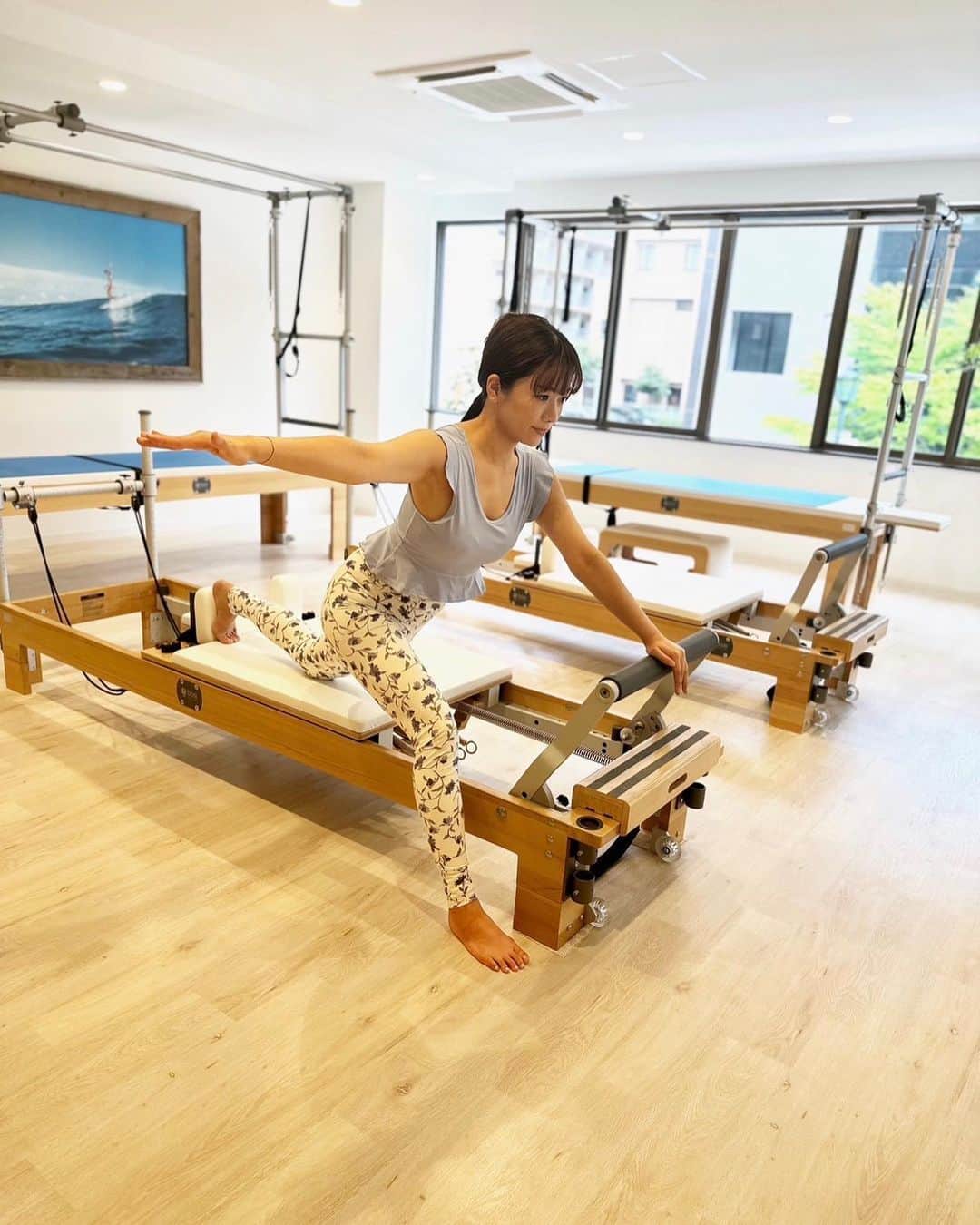 のインスタグラム：「最近のピラティス🧘🏻‍♀️✨ 週1ペースで行ってると 体が本当にいい感じ🫶 インナーマッスルがどんどん 鍛えられてきてるのがわかる🥳 お腹に自然と力が入る ようになるんだよなあ🏋️ あぁ、今日もスッキリ💫  今日はたかこさんにも会えた♡ @takako1204   トレーナーのひろえさんも 最後ひょっこりと♡かわいい♡ @hiroe_pilates   #ピラティス #インナーマッスル #体幹トレーニング #体幹 #マシンピラティス #mohipilates」