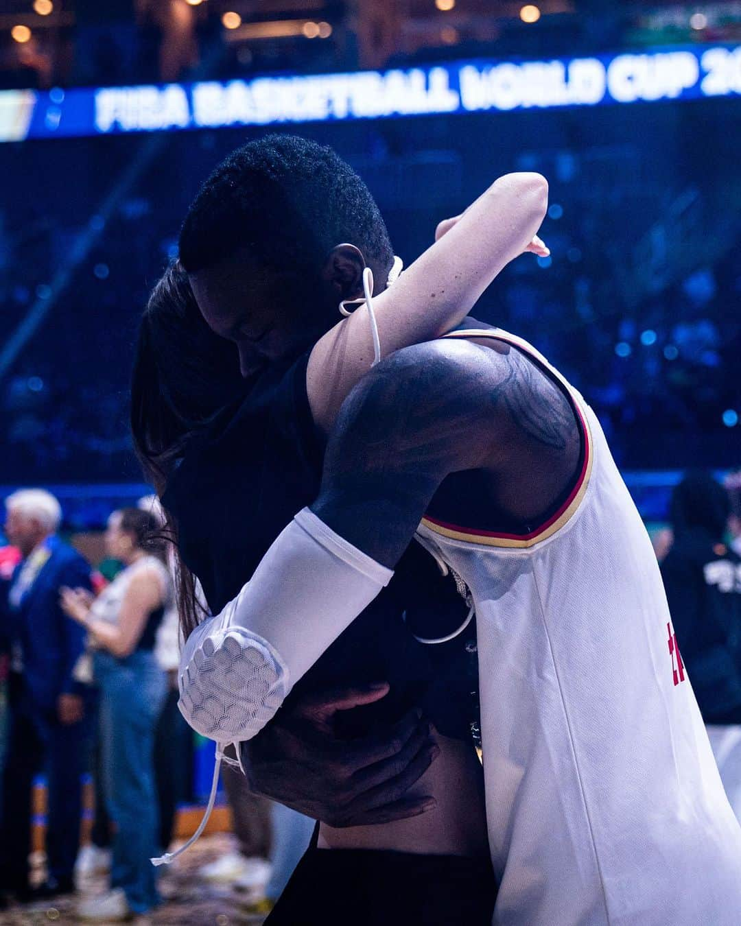 FIBAさんのインスタグラム写真 - (FIBAInstagram)「Just MVP things 🤩  Join us in wishing #FIBAWC MVP and World Champion Dennis Schröder a happy birthday! 🎉」9月15日 17時45分 - fiba