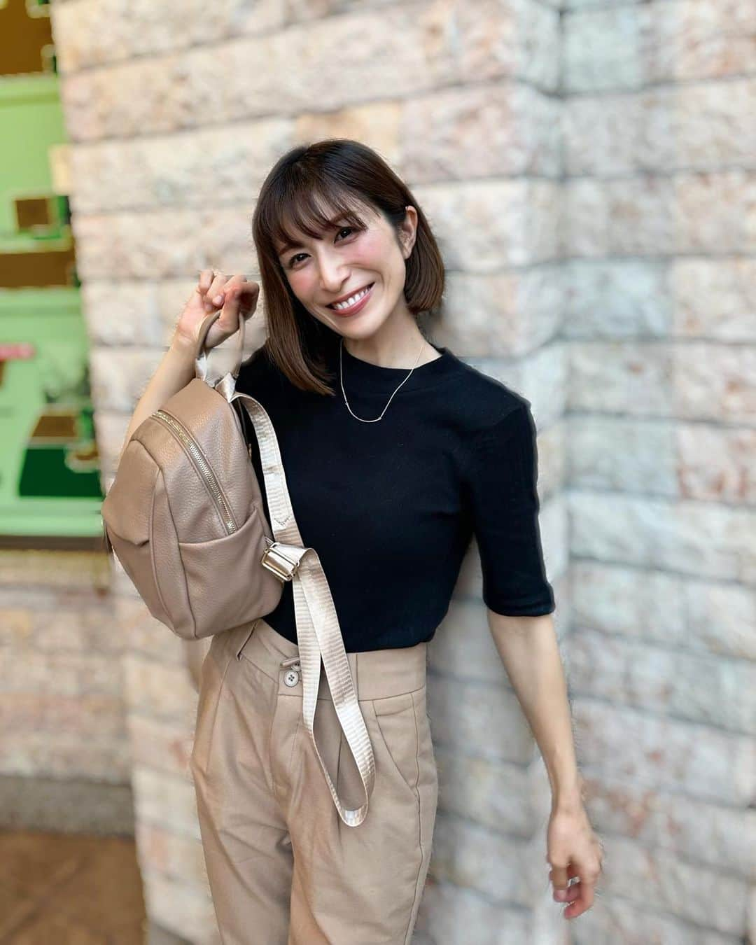 おかもとまりさんのインスタグラム写真 - (おかもとまりInstagram)「【🎒💓】 私はただただ好きな人や好きなことを、目一杯愛する人生を歩む所存です。  そんな風に生きてる(生きたい)のですが、今使っているリュックがめちゃ大当たりでしたっっ‼︎大好きすぎてこれしか使っていません🥰  レザーで大人かわいいデザインだから、きっちりめの洋服にも合うの。  意外に小さいかな？荷物入るかな？って最初は不安だったけど、想像より遥かに荷物入るし、収納ありまくりで、優秀すぎなのです🥲♡  ☟こちらだよ〜！！ #florist @florge_by_florist 【豊富なポケット】【6色展開】ぽってり可愛いソフトレザー ミニリュックサック/バックパック グレイッシュベージュ ¥4,400(税込) ※タイムセール価格9/19まで  #pr」9月15日 17時55分 - okamotomari1213