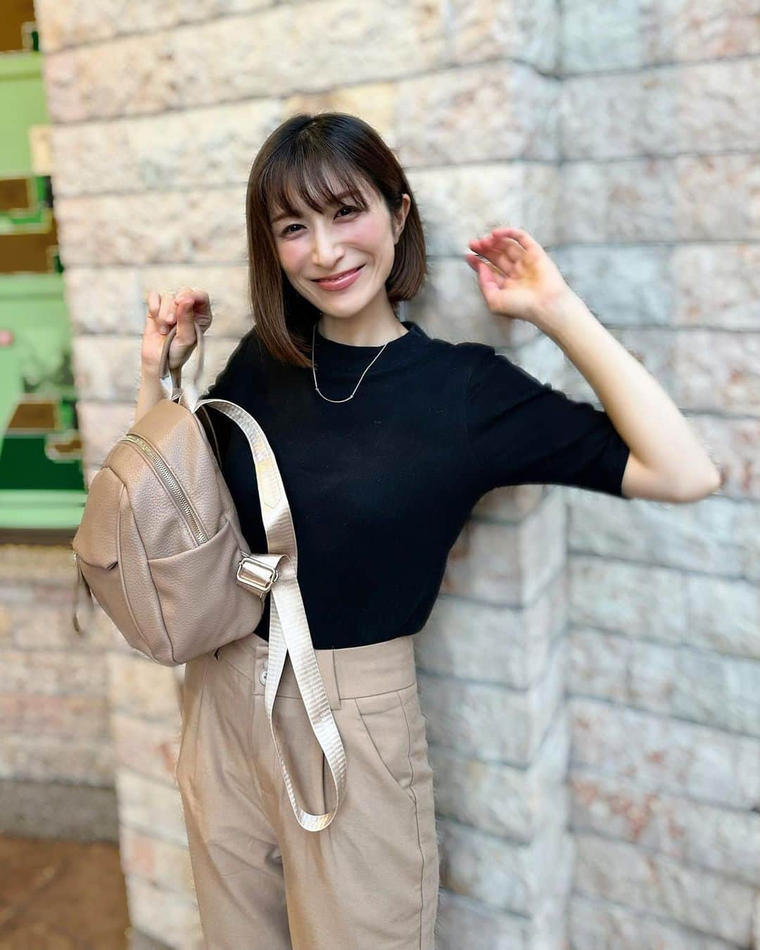 おかもとまりのインスタグラム：「【🎒💓】 私はただただ好きな人や好きなことを、目一杯愛する人生を歩む所存です。  そんな風に生きてる(生きたい)のですが、今使っているリュックがめちゃ大当たりでしたっっ‼︎大好きすぎてこれしか使っていません🥰  レザーで大人かわいいデザインだから、きっちりめの洋服にも合うの。  意外に小さいかな？荷物入るかな？って最初は不安だったけど、想像より遥かに荷物入るし、収納ありまくりで、優秀すぎなのです🥲♡  ☟こちらだよ〜！！ #florist @florge_by_florist 【豊富なポケット】【6色展開】ぽってり可愛いソフトレザー ミニリュックサック/バックパック グレイッシュベージュ ¥4,400(税込) ※タイムセール価格9/19まで  #pr」