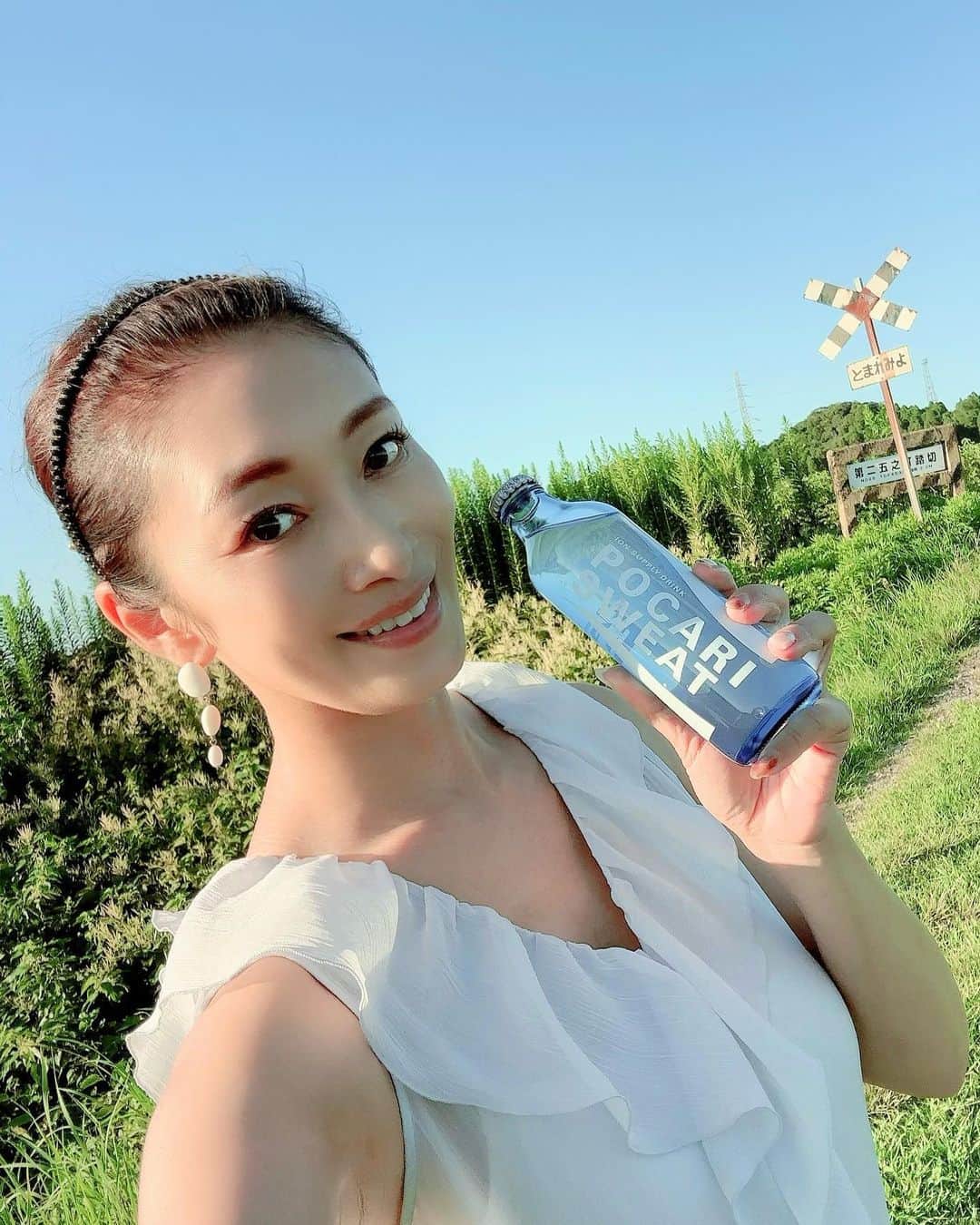 のインスタグラム：「ポカリ、ありがとうございます🩵  まだまだ暑いけど 無理はしないでね😘  月水金　18時は オンリーファンズアップの日❤️  https://onlyfans.com/reikokobayakawa  ファンティアもアップしてるよ💋  https://fantia.jp/posts/1808051  見てね〜😘  #小早川怜子 #reikokobayakawa #カプセルエージェンシー  #japan」