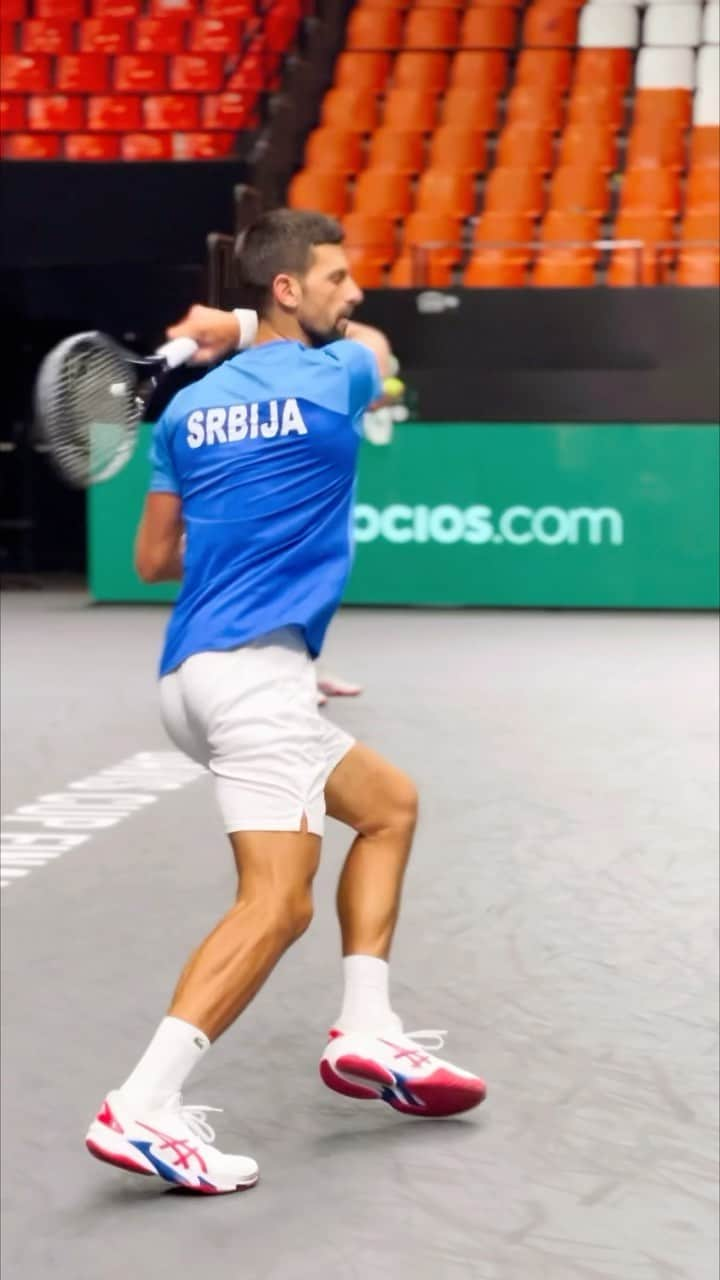 ノバク・ジョコビッチのインスタグラム：「@djokernole getting a feel of Centre Court 👀  #DavisCup」