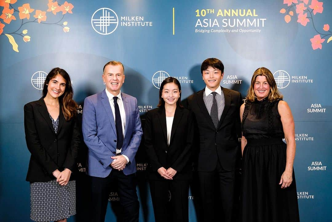 マイア・シブタニさんのインスタグラム写真 - (マイア・シブタニInstagram)「Thank you, @milkeninstitute for having us here in Singapore to speak at the 10th Annual Asia Summit!  We enjoyed our conversation with @johnmdykes and had so much fun meeting attendees during our @amazingaapi book signing! #MIGlobal」9月15日 17時56分 - maiashibutani