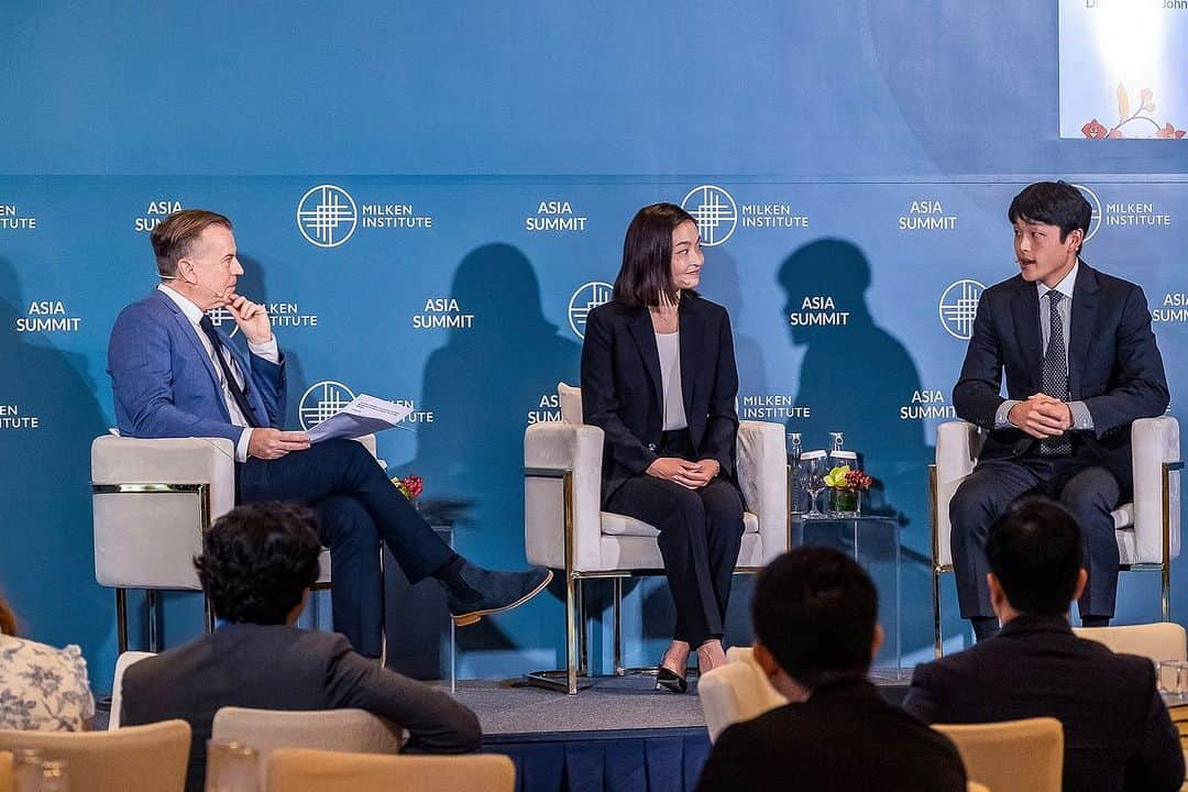 マイア・シブタニさんのインスタグラム写真 - (マイア・シブタニInstagram)「Thank you, @milkeninstitute for having us here in Singapore to speak at the 10th Annual Asia Summit!  We enjoyed our conversation with @johnmdykes and had so much fun meeting attendees during our @amazingaapi book signing! #MIGlobal」9月15日 17時56分 - maiashibutani