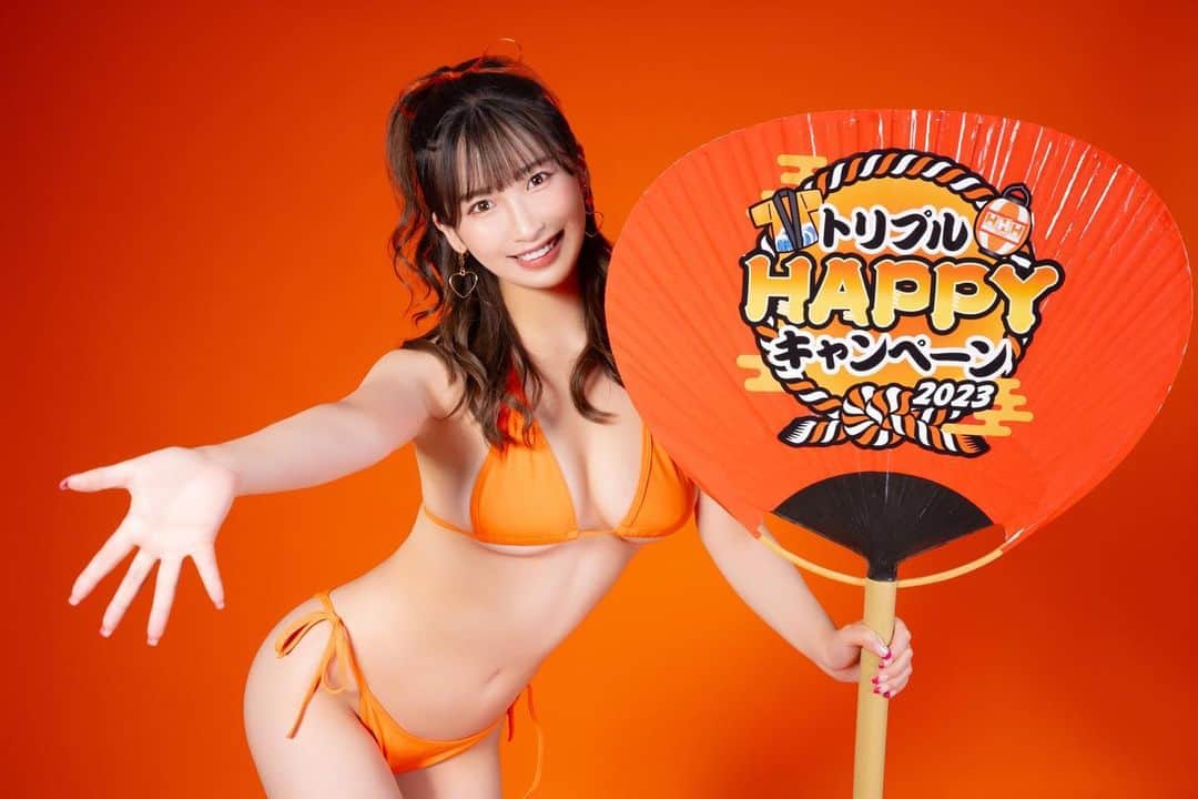 美園和花のインスタグラム：「トリプルHAPPYキャンペーンのオフショット！！美園和花提灯めちゃくちゃ嬉しかった😊💕  対象店舗で対象商品を買ったらくじが1回引けるので、グッズGETしてね✨✨ 当たった報告待ってるね🧡」