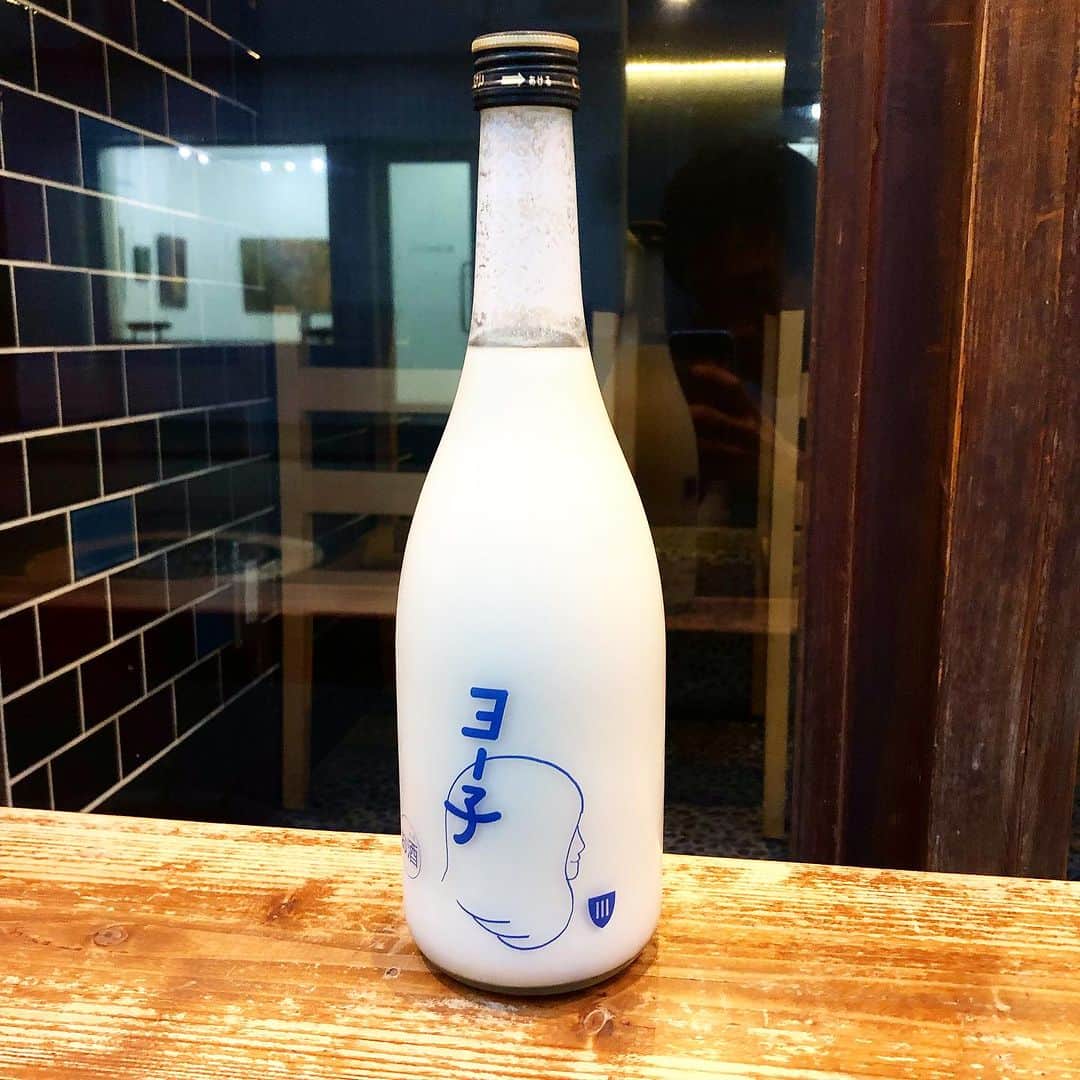 のインスタグラム：「こんばんわ！  今日は華金  ヨーグルトベースのヨー子です。 アルコール度数低めでちゃんと濃厚なヨーグルト酒です。 日本酒が苦手な方でもグイッといけちゃい〼。  食前、食後にいかがでしょうか。 乳酸菌でお腹元気！  食から体調管理  本日もお待ちしております〜！  #池袋寅箱#池袋トラバコ#新宿寅箱#新宿トラバコ#池袋ジビエ#池袋鰻#池袋ウナギ#池袋日本酒#池袋ワイン#池袋クラフトビール#池袋居酒屋#東京ジビエ#東京鰻#東京ウナギ#東京うなぎ#都内ウナギ#都内居酒屋#都内ジビエ#都内日本酒#都内ワイン#都内クラフトビール#ジビエ#ウナギ#クラフトビール#日本酒#居酒屋」