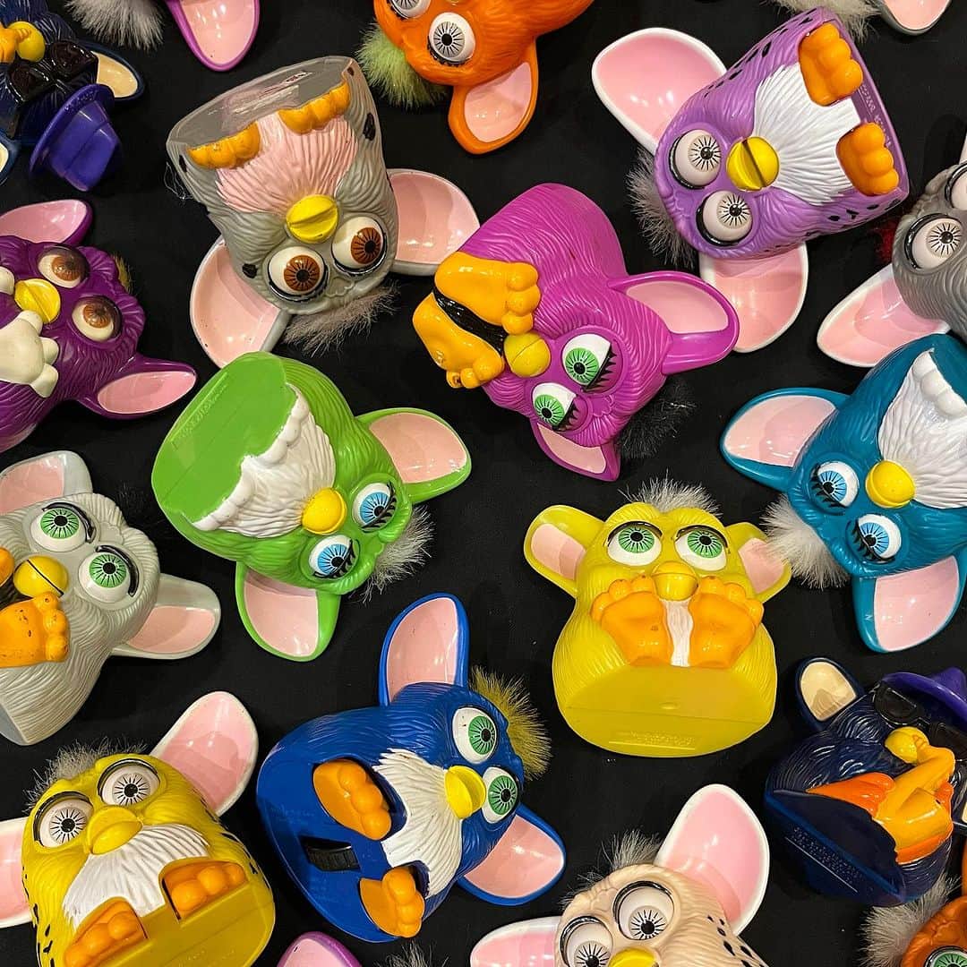 おもちゃやSPIRALのインスタグラム：「90's Furby McDonald Meal Toy 沢山入荷しました🫶🏻  いろんな色あって可愛いです✨」