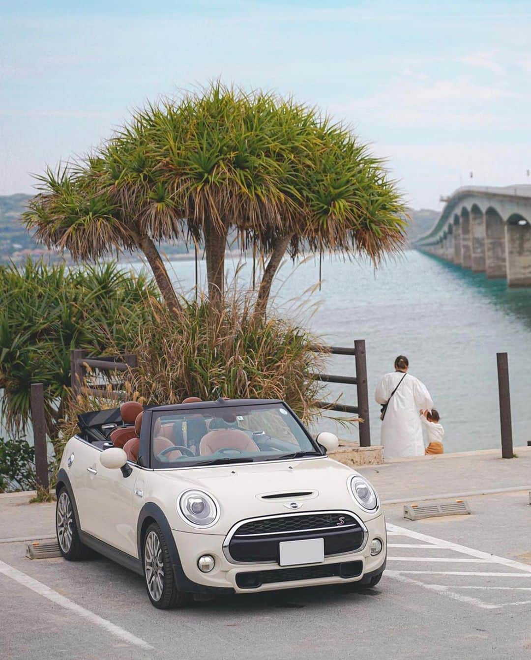 MINI Japanのインスタグラム：「髪型をキメるより、ルーフダウンして風を感じよう！ と、思う人は手を上げて🖐️   📸: @mini_jcw10    #MINIConvertible #Explore #MINIJapan」