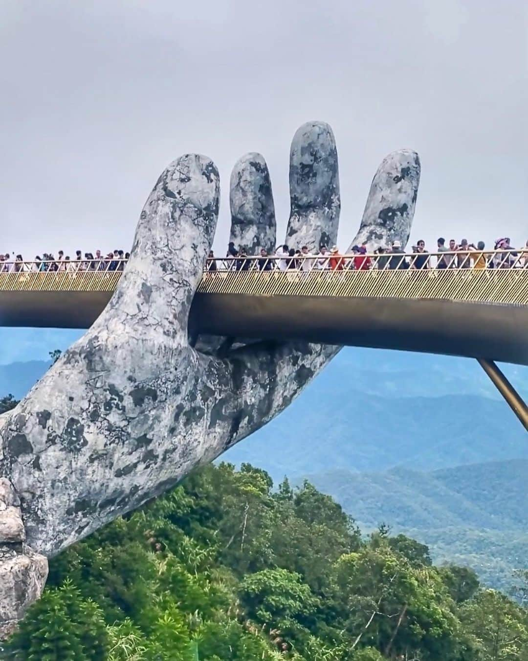 hama_aki_pppさんのインスタグラム写真 - (hama_aki_pppInstagram)「ベトナムダナン#神の手 (スライドして下さい)  Location Vietnam danang Golden bridge(Swipe)   2023.09.11撮影  世界一長いロープウェイ🚡を上り着いた先はココ、神の手と呼ばれる橋 写真ではなかなか大きさが伝わり辛いけど凄かったです🙌🥰 2枚目、娘 @yn_____0203 のワンピースに合わせて空加工しました🩷　  #goldenbridge #神の手 ダナン #ベトナム #danang #vietnam #ベトナム旅行 #バナヒルズ #海外旅行 #女子旅 #ダナン旅行 #ハルカナ #パワースポット #神社仏閣 #zkg10 #トラベルコ  #retrip_nippon #anatabi #anaタビキブン #flyjal #iphonephotography #worldtraveler #旅女 #jalan_travel #histrip_japan #espacio_world #vietnamtravel #danangtravel #iphonephotographer  #sorakataphoto #best_moments_landscape」9月15日 18時03分 - hama_aki_ppp