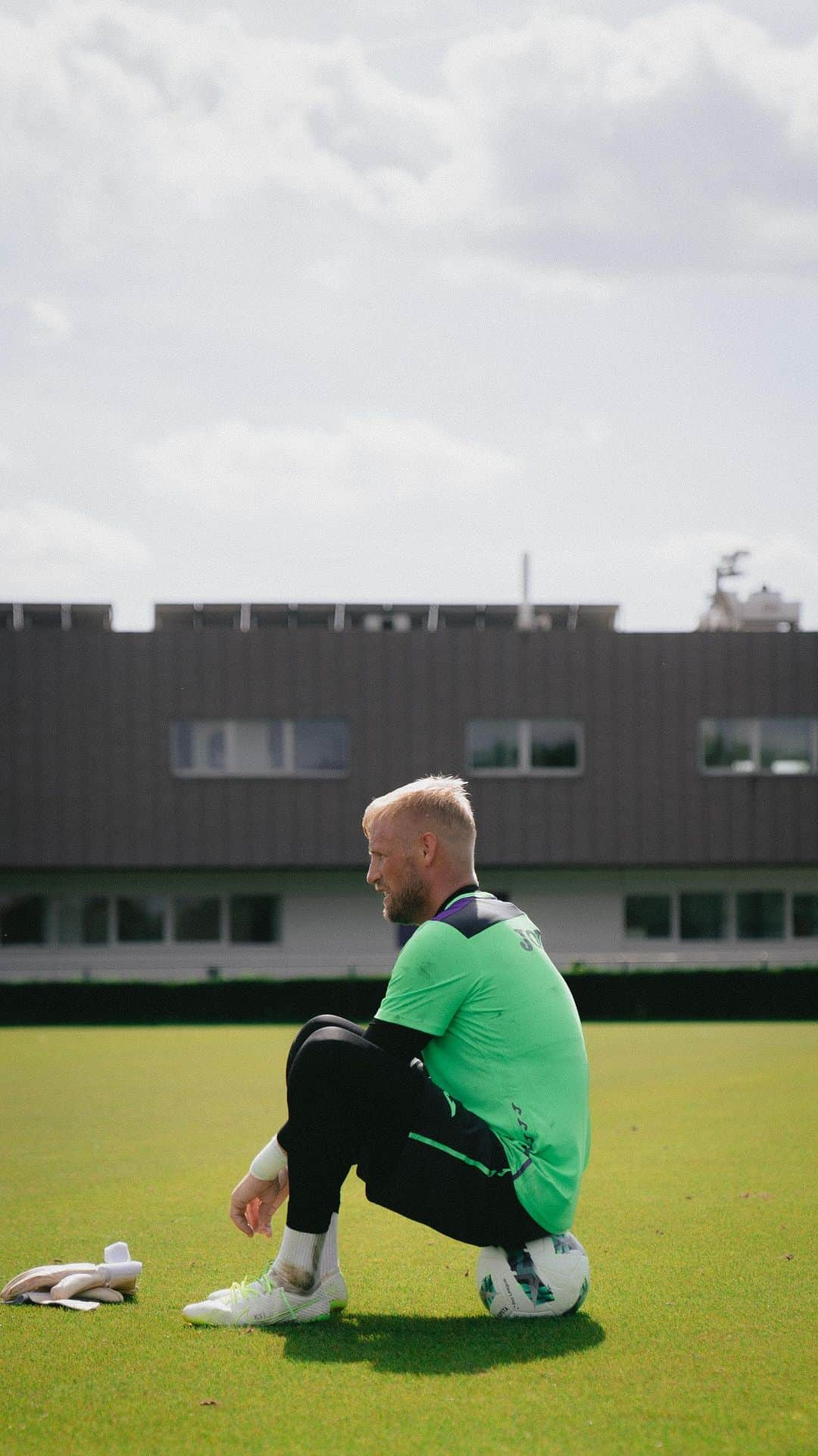 カスパー・シュマイケルのインスタグラム：「Out on the grass. 🟣⚪️」