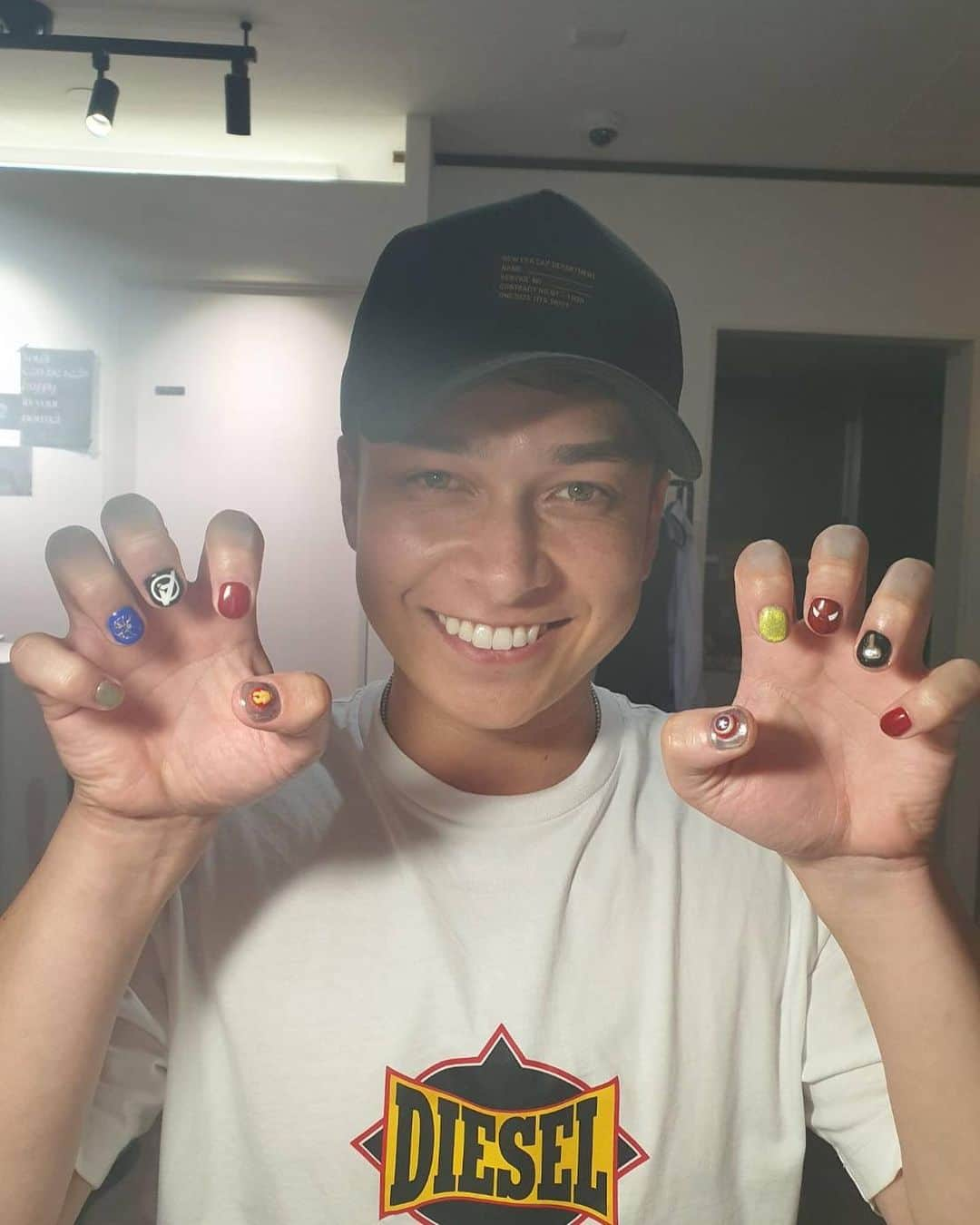 マーティンさんのインスタグラム写真 - (マーティンInstagram)「. 今回のネイル @nailsalon_ideal  はMARVELシリーズ！！！  2枚目の左からアイアンマン、アベンジャーズマーク、ストレンジのアガモットの眼！  そしてキャプテンの盾、ソーのムジョルニア、スパイダーマン！  はい、この日から僕はアベンジャーズです！！！  MARVEL好きにはたまらない作品にしていただきました！！！  アイアンマン、キャプテンの盾、ムジョルニアは立体的になってるんだ〜！！！  いつもすごいネイルありがとうございマーティン！！！  #ネイル #ネイルデザイン #ネイルサロン #nail #nailart  #naildesign #marvel #marvelcomics #マーベル #マーベルネイル #ironman #アイアンマン #captainamerica #キャプテンアメリカ #mightythor #マイティーソー #spiderman #スパイダーマン #drstrange #ドクターストレンジ #yesマーティン #いただきマーティン」9月15日 17時58分 - martin.world