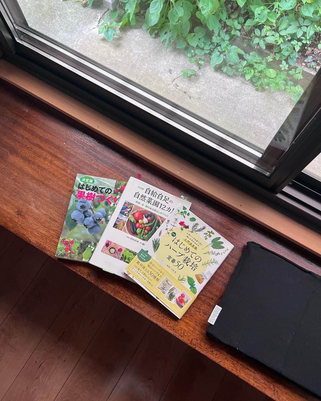 真幸良さんのインスタグラム写真 - (真幸良Instagram)「引っ越しました🆕  築61年の平屋です。  東京生まれ東京育ちだけれど、引っ越すなら自然を身近に感じられる場所と決めていました。  素敵なご縁に恵まれ、初めての田舎暮らしです☺️🍃 (でも都内までのアクセスも◎)  古い家＆自然がいっぱいなので、今までの人生で出会ったことのないような虫に毎日のように出くわしたり  内装に突っ込みどころが多かったり笑  不便なところもたくさんあるけれど、全ての窓から緑が見えるので、ふとした瞬間に癒される日々です🌳  夕焼けキレイかなー？と思った時に海まで歩いて行ける距離感もシアワセ。  まだ全然インテリアなど完成していませんが、生活に必要なモノやスタイルを見つめながら、私たちの暮らしに合うモノを少しずつ揃えていきたいなと。  お友達のみなさん、自然に癒されたくなったらいつでも遊びに来てね😉  ということで、これからは暮らしのことも更新して行きます🫶🏽」9月15日 17時59分 - mayuri_158cm