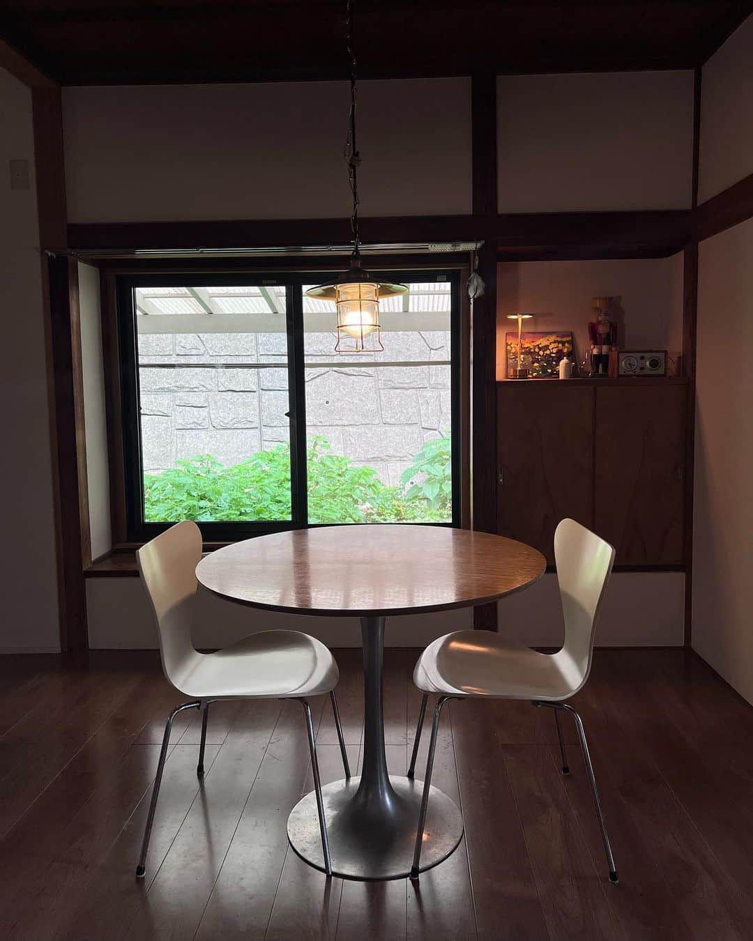 真幸良のインスタグラム：「引っ越しました🆕  築61年の平屋です。  東京生まれ東京育ちだけれど、引っ越すなら自然を身近に感じられる場所と決めていました。  素敵なご縁に恵まれ、初めての田舎暮らしです☺️🍃 (でも都内までのアクセスも◎)  古い家＆自然がいっぱいなので、今までの人生で出会ったことのないような虫に毎日のように出くわしたり  内装に突っ込みどころが多かったり笑  不便なところもたくさんあるけれど、全ての窓から緑が見えるので、ふとした瞬間に癒される日々です🌳  夕焼けキレイかなー？と思った時に海まで歩いて行ける距離感もシアワセ。  まだ全然インテリアなど完成していませんが、生活に必要なモノやスタイルを見つめながら、私たちの暮らしに合うモノを少しずつ揃えていきたいなと。  お友達のみなさん、自然に癒されたくなったらいつでも遊びに来てね😉  ということで、これからは暮らしのことも更新して行きます🫶🏽」