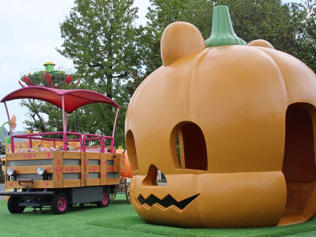 鈴鹿サーキット【公式】のインスタグラム：「鈴鹿サーキットパークの秋イベント「秋の大収穫祭」は明日スタート！ ホテルゲート前には、フォトスポットも登場しています📷  #鈴鹿サーキットパーク #東海 #三重県 #鈴鹿市 #遊園地 #テーマパーク　 #家族でお出かけ #子どもとお出かけ #赤ちゃんとおでかけ」