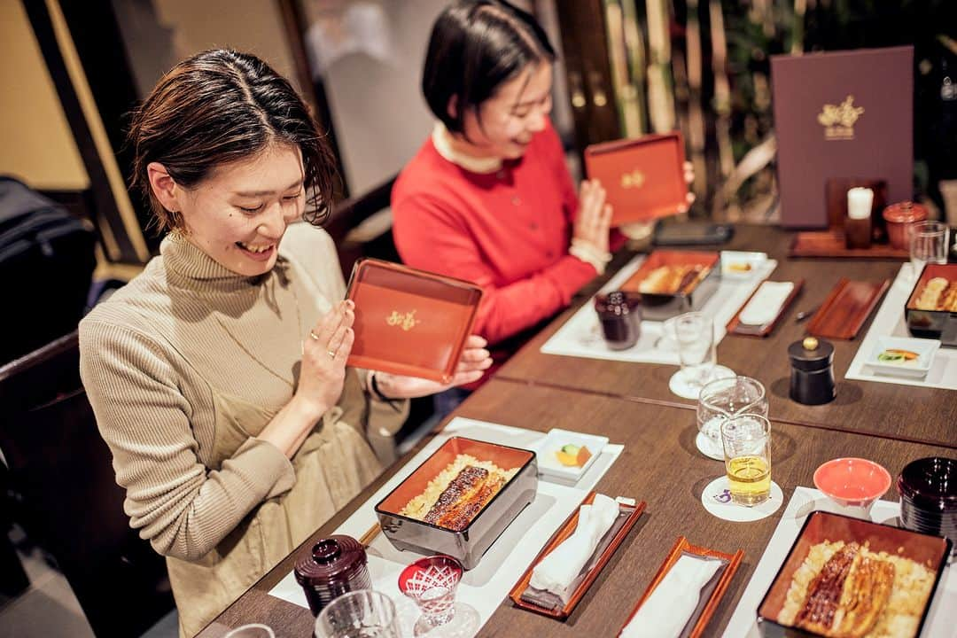 ホテル椿山荘東京のインスタグラム：「インスタグラムプレゼントキャンペーン🎁　  創業 130 余年の老舗料亭の鰻専門店「うな菊」は東京初出店として、 ホテル椿山荘東京の庭園内に3月15日にオープンしました。 オープン以降多くのお客様に、ご来店いただいております。  蒲焼きと白焼きがどちらも楽しめる「あいのせ重」は うな菊開業時からの一番人気商品。  ホテル椿山荘東京オリジナル「うなぎづくしコース」を うな菊店内でお楽しみいただくステイプランもご好評につき延長決定！ うなぎを贅沢に使用した満足感たっぷりのコースを堪能したあとは、 庭園散策や東京雲海、翌朝のご朝食など、ホテルステイをお楽しみください。  ≪夕・朝食付き≫「うな菊ディナー」ステイ 期間：2023年9/19（火）～12/22（金） 料金：プライムスーペリア　シティ／ガーデンビュー（45㎡） 　　　1室2名様ご利用時　81,000円～  また、今回「うな菊」ホテル椿山荘東京店オープン半年を 記念してプレゼントキャンペーンを実施いたします✨  ▽プレゼントキャンペーンの詳細  ✨プレゼント内容✨ 奈良菊水楼 うな菊 ホテル椿山荘東京店 🍱うなぎづくしコース　ペアチケット　10名様（10組20名様） ※チケット1枚で2名様分のコースをご提供いたします。  💐応募の流れ💐 1. ホテル椿山荘東京とうな菊のアカウントをフォロー  @hotelchinzansotokyo_official @unakiku  2. この投稿にコメントしてください  3. 当選者の方々に、うな菊のアカウントからDMにてご連絡いたします  🗓応募期間🗓 2023/9/15(金)〜9/30(土)  💡注意事項💡 1.アカウントは公開設定にしてください。 2.プレゼント賞品は、うな菊 ホテル椿山荘東京店にてお食事をしていただく内容となり、ホテルまでの交通費はお客様負担となります。 3.画像はイメージです。 4.抽選時にアカウントをフォローされていない場合は、抽選の対象外とさせていただきます。  たくさんのご応募、お待ちしています😊  #うな菊 #菊水楼 #ホテル椿山荘 #ホテル椿山荘東京 #椿山荘  #うなぎ屋 #うなぎ #鰻 #鰻重 #ラグジュアリーホテル #都内ホテル #文京区グルメ #東京グルメ #目白グルメ #うなぎ好き  #ホテルステイ #おこもりステイ #プレゼント #プレゼントキャンペーン #chinzanso #hotelchinzansotokyo #unakiku #unagi」