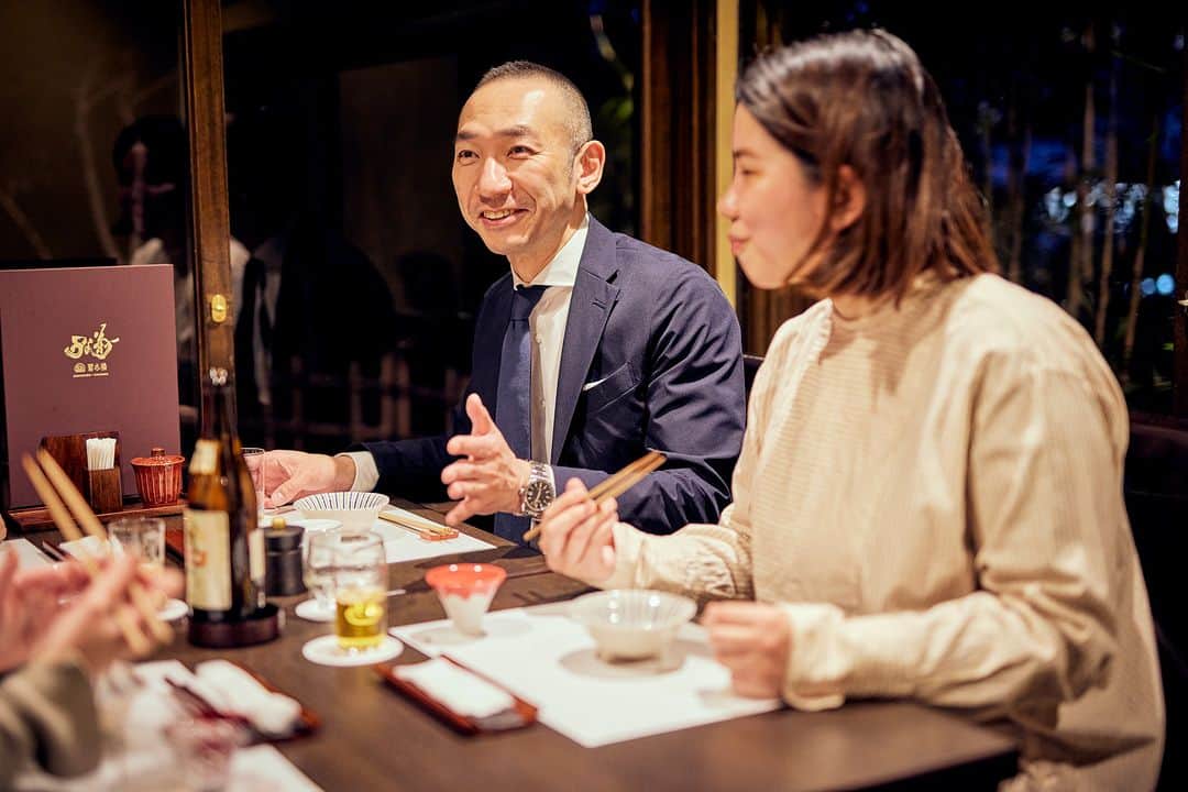 ホテル椿山荘東京さんのインスタグラム写真 - (ホテル椿山荘東京Instagram)「インスタグラムプレゼントキャンペーン🎁　  創業 130 余年の老舗料亭の鰻専門店「うな菊」は東京初出店として、 ホテル椿山荘東京の庭園内に3月15日にオープンしました。 オープン以降多くのお客様に、ご来店いただいております。  蒲焼きと白焼きがどちらも楽しめる「あいのせ重」は うな菊開業時からの一番人気商品。  ホテル椿山荘東京オリジナル「うなぎづくしコース」を うな菊店内でお楽しみいただくステイプランもご好評につき延長決定！ うなぎを贅沢に使用した満足感たっぷりのコースを堪能したあとは、 庭園散策や東京雲海、翌朝のご朝食など、ホテルステイをお楽しみください。  ≪夕・朝食付き≫「うな菊ディナー」ステイ 期間：2023年9/19（火）～12/22（金） 料金：プライムスーペリア　シティ／ガーデンビュー（45㎡） 　　　1室2名様ご利用時　81,000円～  また、今回「うな菊」ホテル椿山荘東京店オープン半年を 記念してプレゼントキャンペーンを実施いたします✨  ▽プレゼントキャンペーンの詳細  ✨プレゼント内容✨ 奈良菊水楼 うな菊 ホテル椿山荘東京店 🍱うなぎづくしコース　ペアチケット　10名様（10組20名様） ※チケット1枚で2名様分のコースをご提供いたします。  💐応募の流れ💐 1. ホテル椿山荘東京とうな菊のアカウントをフォロー  @hotelchinzansotokyo_official @unakiku  2. この投稿にコメントしてください  3. 当選者の方々に、うな菊のアカウントからDMにてご連絡いたします  🗓応募期間🗓 2023/9/15(金)〜9/30(土)  💡注意事項💡 1.アカウントは公開設定にしてください。 2.プレゼント賞品は、うな菊 ホテル椿山荘東京店にてお食事をしていただく内容となり、ホテルまでの交通費はお客様負担となります。 3.画像はイメージです。 4.抽選時にアカウントをフォローされていない場合は、抽選の対象外とさせていただきます。  たくさんのご応募、お待ちしています😊  #うな菊 #菊水楼 #ホテル椿山荘 #ホテル椿山荘東京 #椿山荘  #うなぎ屋 #うなぎ #鰻 #鰻重 #ラグジュアリーホテル #都内ホテル #文京区グルメ #東京グルメ #目白グルメ #うなぎ好き  #ホテルステイ #おこもりステイ #プレゼント #プレゼントキャンペーン #chinzanso #hotelchinzansotokyo #unakiku #unagi」9月15日 18時00分 - hotelchinzansotokyo_official