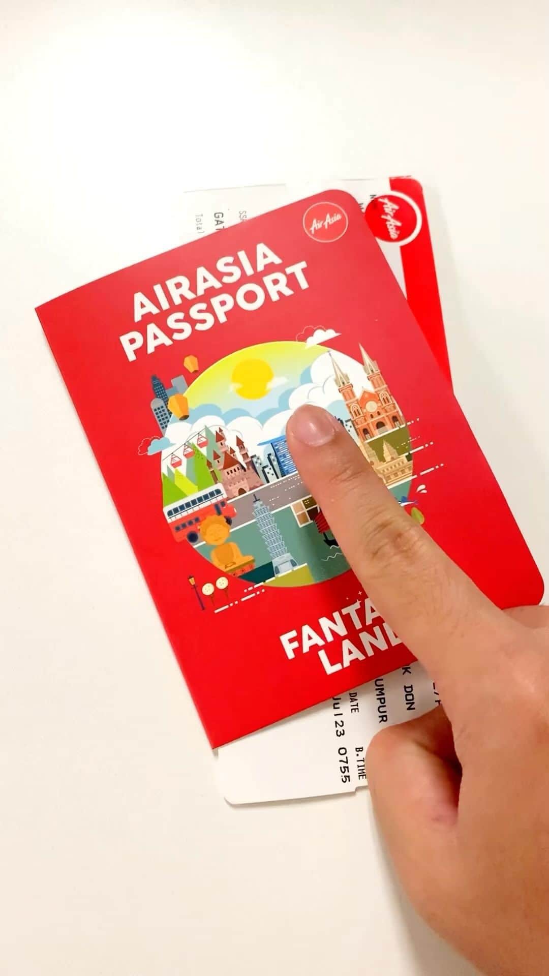 AirAsia (公式) のインスタグラム：「マレーシア第三の都市であるイポー🛫  ノスタルジックで落ち着いた雰囲気が魅力で 「アートの街」としても有名🎨  旧市街のウォールアートなど 写真映えスポットも多数あります📷  マレーシア随一の美食の街で、 イポー発祥のホワイトコーヒーや マレー料理や中華もおすすめ✨  クアラルンプールから電車やバスで 2時間半程度で訪れることができます🚄  クアラルンプール旅行をご検討の方は ぜひ足を運んでみてください！  #海外旅行 #女子旅 #家族旅行 #学生旅行 #lcc #クアラルンプール旅行 #マレーシア旅行 ＃イポー #FlyAirAsia #エアアジア」