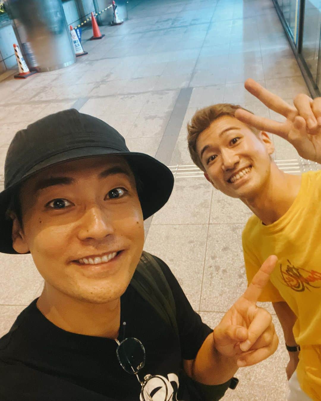 のインスタグラム：「嬉しい出会い 歩いていたら 声かけられてびっくり  なんとシットキングスのoguri君やったぁー めちゃくちゃ嬉しかったあー なんか本当に元気出た！！  ありがとう #福士誠治 #シットキングス #oguri」