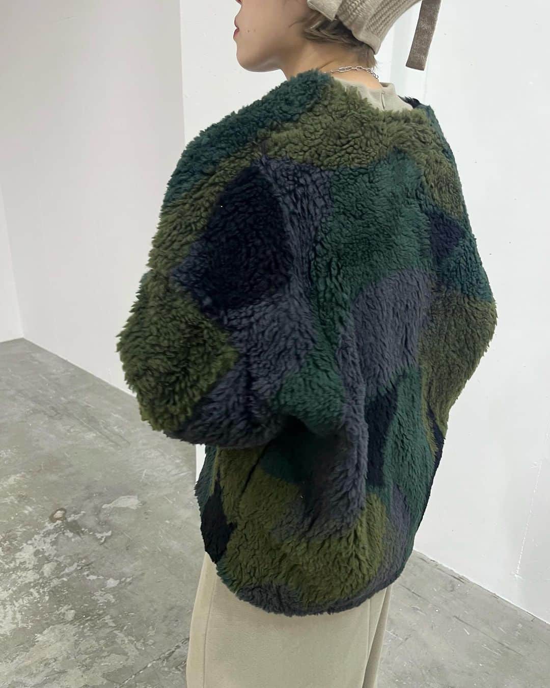MIDWEST TOKYO WOMENさんのインスタグラム写真 - (MIDWEST TOKYO WOMENInstagram)「@mamekurogouchi  silver knitted fluffy wool jacket khaki / brown 1,2,3,4size」9月15日 18時00分 - midwest_tw