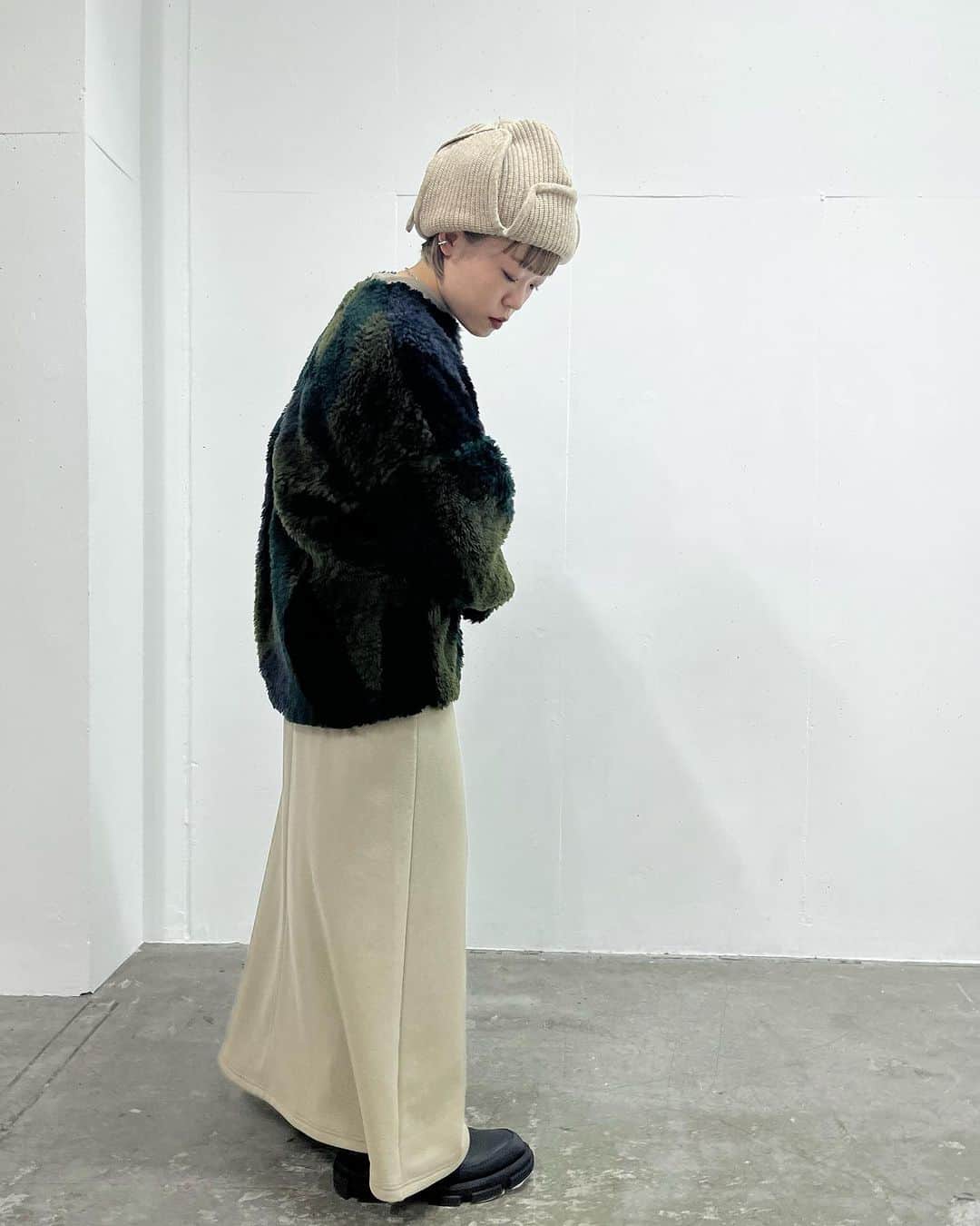 MIDWEST TOKYO WOMENさんのインスタグラム写真 - (MIDWEST TOKYO WOMENInstagram)「@mamekurogouchi  silver knitted fluffy wool jacket khaki / brown 1,2,3,4size」9月15日 18時00分 - midwest_tw