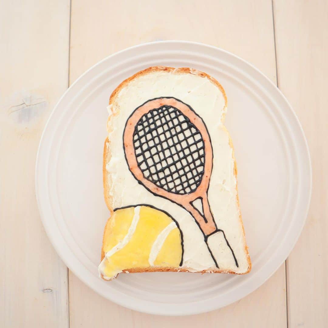 ソントン株式会社さんのインスタグラム写真 - (ソントン株式会社Instagram)「【ジャムアート】 今日はテニスの日！ということでテニスのジャムアートをお届け！  学生の頃は９月になっても真夏に部活を頑張った証に真っ黒・・・ いや年中真っ黒だった気がします。😂❤️‍🔥  屋外でするスポーツと日焼けは切っても切れない縁・・・🧴🫶   涼しくなってきたような気がしても日焼け止めは忘れずに！！☝️💦  もちろん水分補給も♪  〈材料〉食パン、パンにぬるホイップクリーム ミルク、ファミリーカップ イチゴジャム、ファミリーカップ カスタード、ゆるり日和 黒ごまクリーム #テニス #テニスの日 #部活動 #スポーツ #日焼け止め #夏 #9月 #パンにぬるホイップクリーム #ファミリーカップ #ゆるり日和  #おうち時間 #やってみよう #ジャムアート #暇つぶし #トーストアート #パン #パン活 #食パン #トーストアレンジ #柄トースト #食パンアート #ジャム大好き #パン好きな人と繋がりたい #ジャム #クリーム #パンのお供 #ソントン #sonton #ソントンのある生活」9月15日 18時00分 - sonton.official