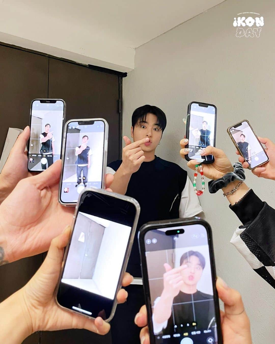 iKONのインスタグラム：「[#FORiKONIC]  HAPPY iKON DAY ❣️ 코니들도 한번 찰칵 📸 (빵야🎉)   #iKON #아이콘 #iKONIC과_iKON_8주년_우리의PANORAMA」