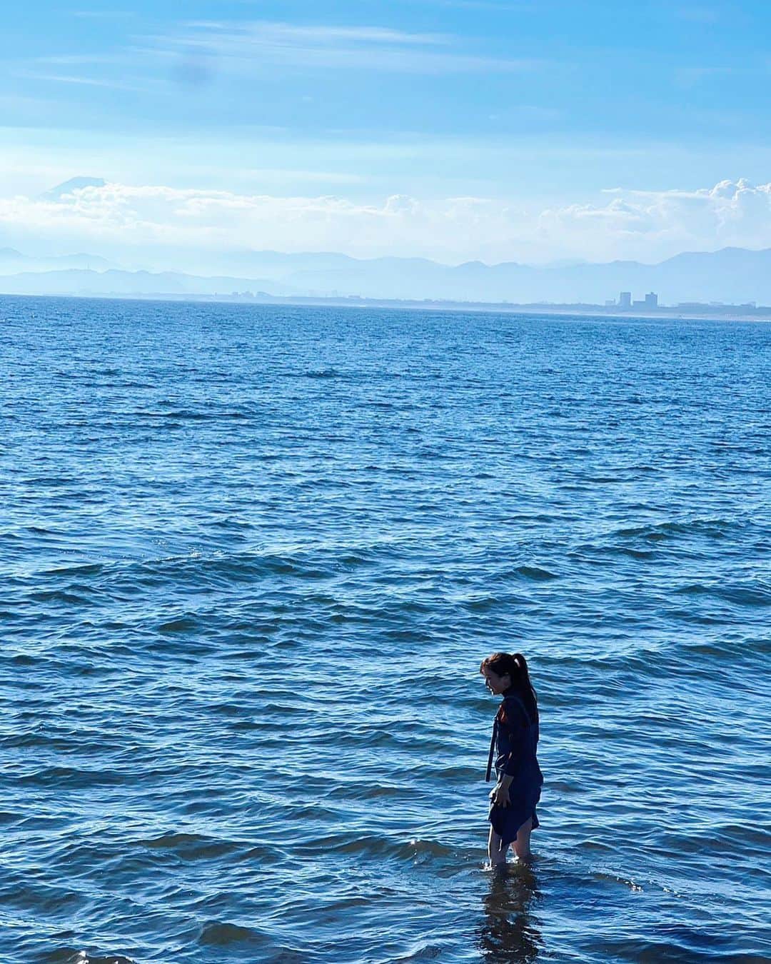 May’nさんのインスタグラム写真 - (May’nInstagram)「ロングスカートを捲り上げ ずんずん進んでいく！！！  濡れてもいい格好でくれば良かった！！！ (家帰ったら足の指の間とか砂がすごかった)  夏休み気分、 滑り込みで感じられた🌊  #えのしまさんぽ #江ノ島海岸」9月15日 18時01分 - mayn1021
