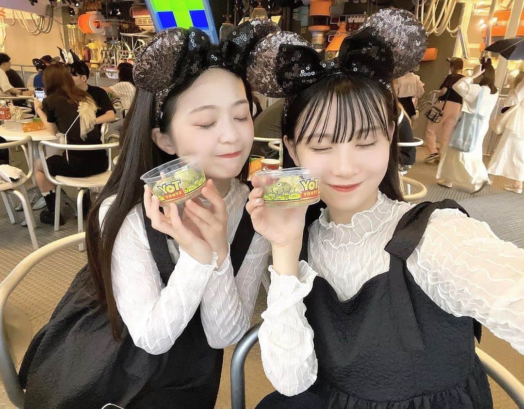 和智日菜子のインスタグラム：「さくらとお揃い🖤🤍  #ディズニーコーデ」