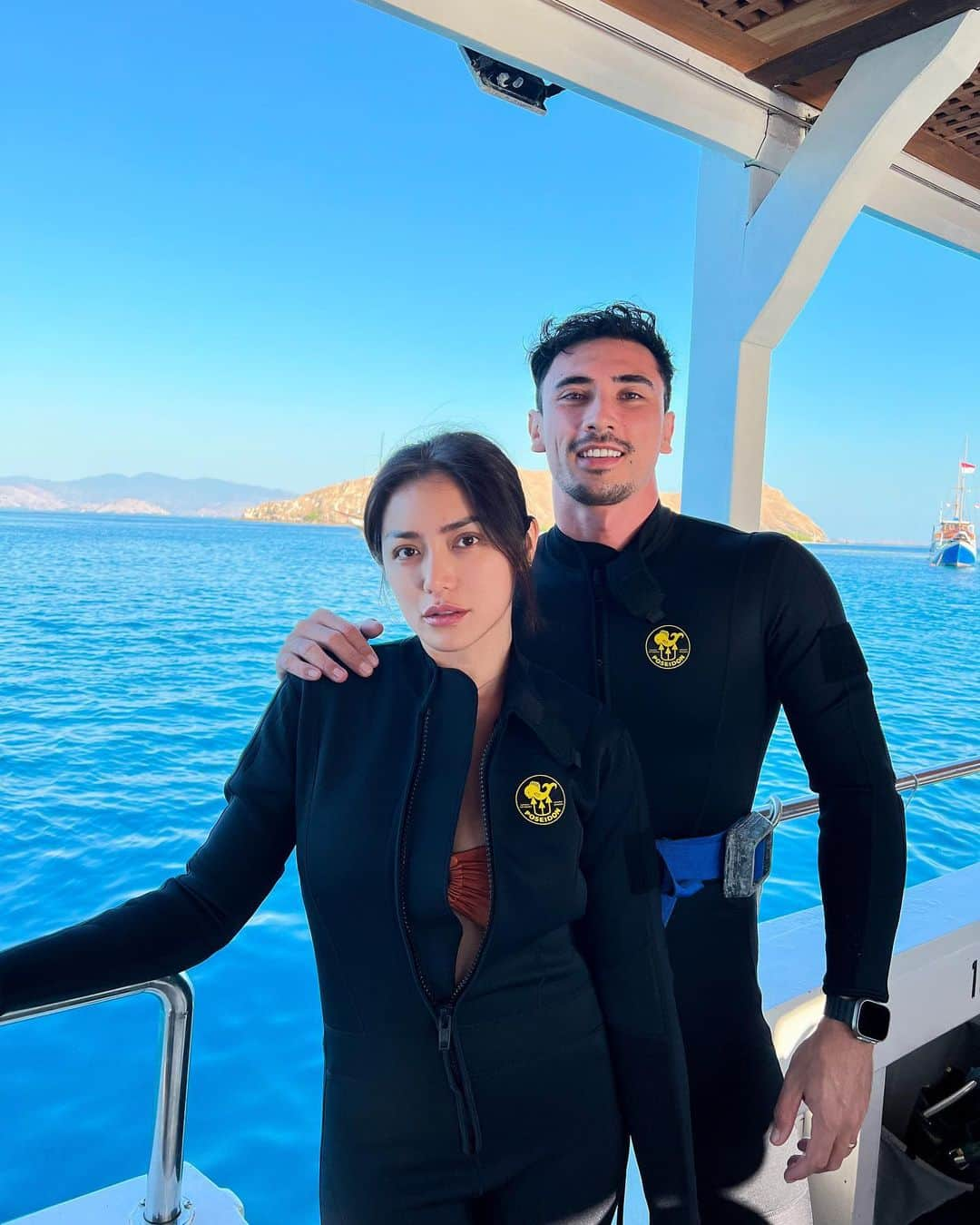 ジェシカ・イスカンダルのインスタグラム：「Diving aja aku masih di pegangin 🤣❤️ antara romantis atau takut aku hilang. #divingcouple #jedar #viver #labuanbajo」