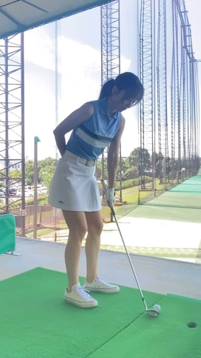 のインスタグラム：「〖片手打ち〗 ⁡ ⁡ ✏︎上手く打つコツ ⁡ ①軸をぶらさない ②クラブの重さを感じる ③フェースの向きを感じる ⁡ ⁡ 片手打ちをすると 左右の動きのバランスが良くなるので 両手で握ったときに、 とても一体感が感じられます✨ ⁡ ⁡ 左右のどちらかの手が極端に 強すぎたり、弱すぎたりすると良くないので ぜひ練習してみてください😊 ⁡ ⁡ ⁡ 質問・リクエストがあれば コメント欄にお願いします❣️ ⁡ ⁡ ┈┈┈┈┈┈┈┈┈┈┈┈┈┈┈┈┈┈┈┈ 【レッスン空き状況】 📢毎月10日に日程をお知らせします (次回10/10 19:00頃) ⁡ 最新の空き状況は 『9月のレッスン日程』の投稿で確認できます👍🏻 ここをクリック→ @yukiko_golf_1213 ⁡ ┈┈┈┈┈┈┈┈┈┈┈┈┈┈┈┈┈┈┈┈ 【レッスンのご予約や詳細について】 ⁡ トップページ→ @yukiko_golf_1213の リンクからホームページをご覧ください✨ ⁡ ⁡ 【お問合せ】 📧yukiko.golf72@gmail.com ⁡ ┈┈┈┈┈┈┈┈┈┈┈┈┈┈┈┈┈┈┈┈ #ゴルフ  #ゴルフの練習 #練習ドリル  #片手打ち #ゴルフレッスン」