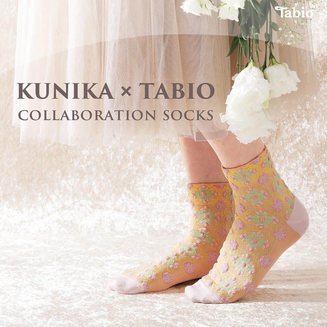 のインスタグラム：「. ＊KUNIKA × Tabio＊ キュプラフロートソックス  ロンドンを活動拠点に創作活動を行う 大人気のアイシングクッキーアーティスト KUNIKAさん@_kunika_ とコラボソックスをお作りしました。 季節問わずご着用いただけるフロートソックスです。  つるつると肌ざわりの良い "キュプラ"をふんだんに使用いたしました。 アイシングクッキーのような繊細なデザインと 甘いカラーリングが魅力です。  ●発売日 2023/9/25  ●商品名 ラメフラワーフロートソックス (ピンク・サックス) ¥1,980  タイルジュエリーフロートソックス (ピンク・サックス) ¥1,980 ⁡ ●販売店舗 Tabio公式オンラインストア Tabio店舗(詳しくは各店舗にお問い合わせください) Tabio NEAL STREET Tabio UK Online Store  ※数量限定のため、なくなり次第終了です。 ※イギリスでの発売は10/3以降を予定しております。 ⁡ #tabio #タビオ #KUNIKA #kunikawithtabio #socks」