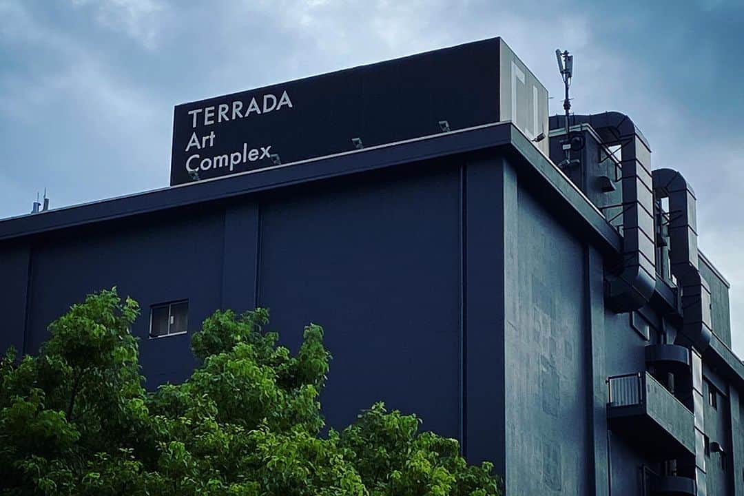 Warehouse TERRADA 寺田倉庫さんのインスタグラム写真 - (Warehouse TERRADA 寺田倉庫Instagram)「TERRADA ART COMPLEX  日本を代表するアートギャラリーが入居する、日本最大級のギャラリーコンプレックスであるTERRADA ART COMPLEX。  天王洲を芸術文化の発信地にすることを目的として、 2016年にTERRADA ART COMPLEX Ⅰ、2020年にTERRADA ART COMPLEX Ⅱがオープンしました。  TERRADA ART COMPLEX Ⅱの1階にはカフェが併設されています。 天王洲のアート巡りの際は、ぜひお立ち寄りください。  https://terrada-art-complex.com/#home  #WarehouseTERRADA #寺田倉庫 #TERRADAARTCOMPLEX  #天王洲 #天王洲アイル #アート #現代アート #アートシティ #アートギャラリー #Tennoz #Art #artgallery #artcomlpex #contemporaryart #artcity」9月15日 18時06分 - warehouse_terrada