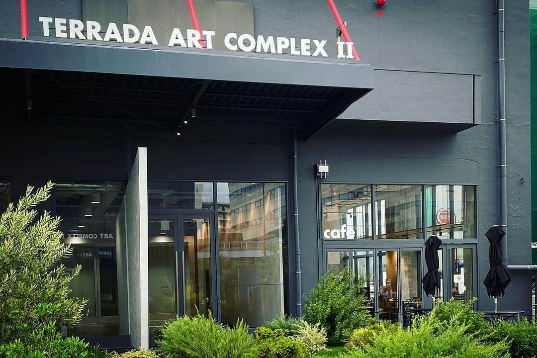 Warehouse TERRADA 寺田倉庫さんのインスタグラム写真 - (Warehouse TERRADA 寺田倉庫Instagram)「TERRADA ART COMPLEX  日本を代表するアートギャラリーが入居する、日本最大級のギャラリーコンプレックスであるTERRADA ART COMPLEX。  天王洲を芸術文化の発信地にすることを目的として、 2016年にTERRADA ART COMPLEX Ⅰ、2020年にTERRADA ART COMPLEX Ⅱがオープンしました。  TERRADA ART COMPLEX Ⅱの1階にはカフェが併設されています。 天王洲のアート巡りの際は、ぜひお立ち寄りください。  https://terrada-art-complex.com/#home  #WarehouseTERRADA #寺田倉庫 #TERRADAARTCOMPLEX  #天王洲 #天王洲アイル #アート #現代アート #アートシティ #アートギャラリー #Tennoz #Art #artgallery #artcomlpex #contemporaryart #artcity」9月15日 18時06分 - warehouse_terrada