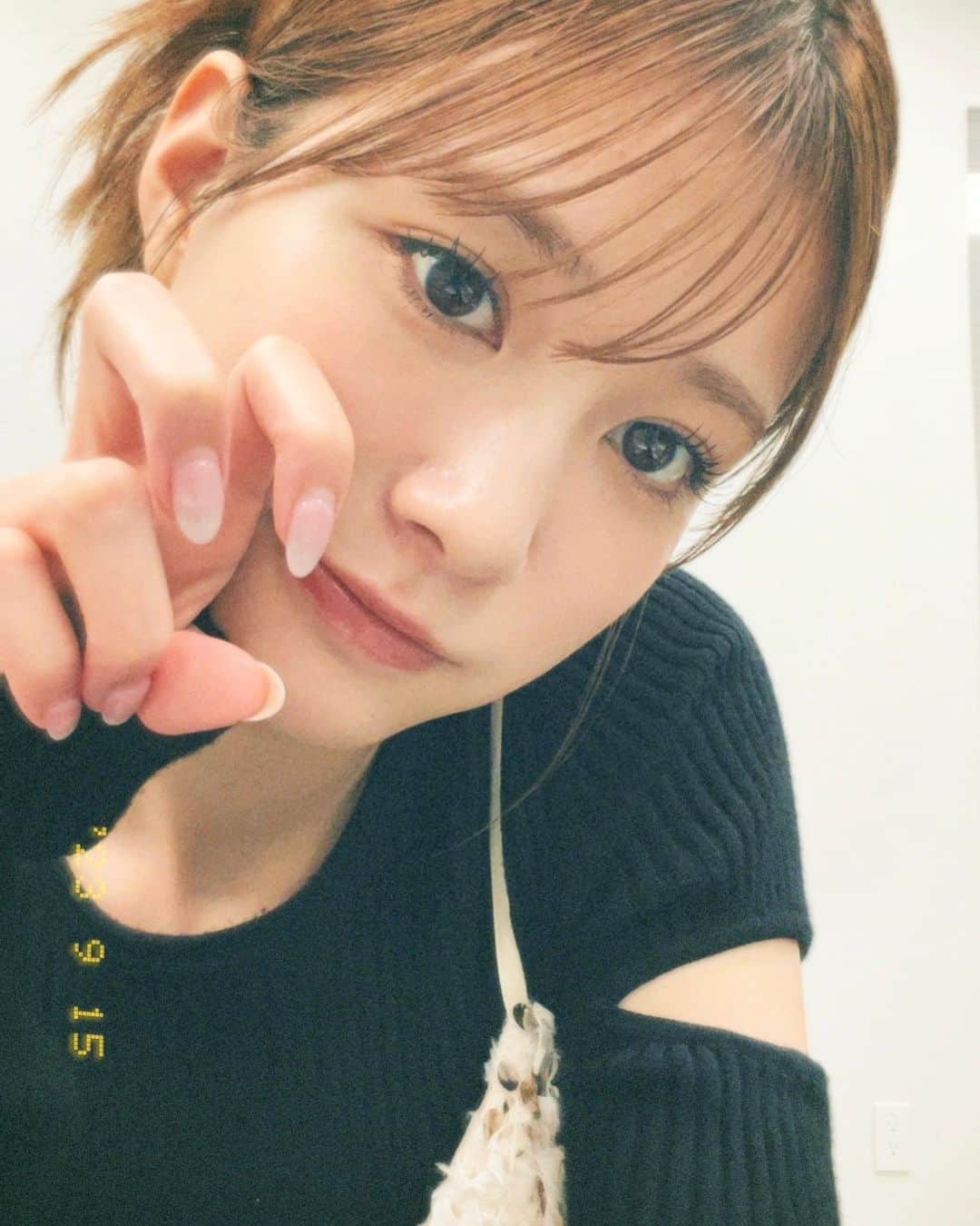 のインスタグラム：「そういえば先日ドラマに向けてネイル変えました〜 朱里ネイル〜 モテネイルでお願いしました🫶🏻笑  伸びてきたのでもうそろそろ行かなきゃ〜　@allu.me_minamiaoyama 💅」