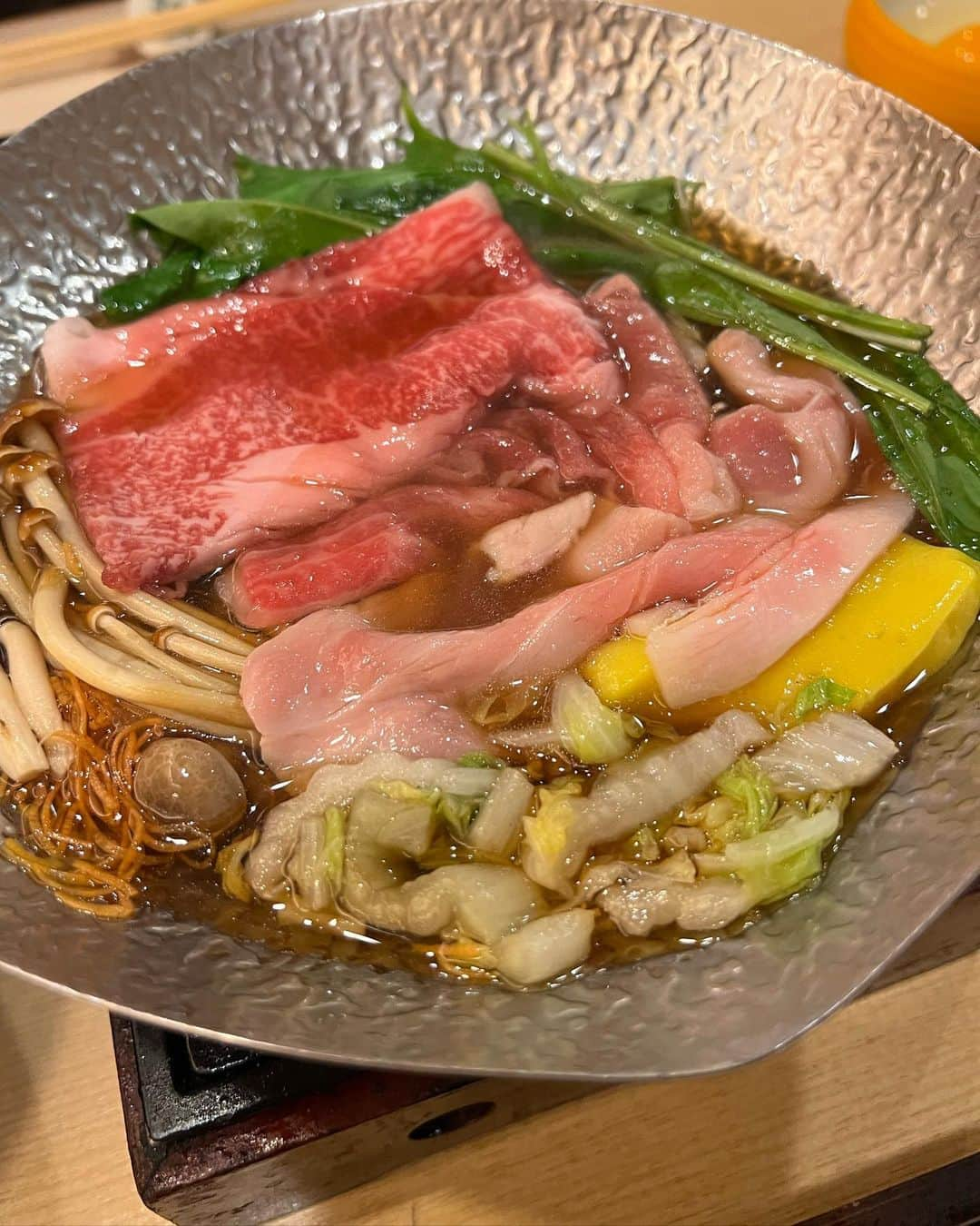 喜多よしかさんのインスタグラム写真 - (喜多よしかInstagram)「すき焼きって食べ物が世の中にある事、すっかり忘れてたの。 家で作らないから、私の脳みそからすっかりデリートされてて。  そんでお食事のコースで予期せず、久しぶりにすき焼き食べたら それはもう美味くて美味しくて びっくりしちゃって  「日本に産まれて良かった…！！！」 という壮大な感想を述べてしまいました🌏  もう9月の半ばに差し掛かるのに 2月の石垣島の写真やらも載せきれてない…😇 これは7月の箱根です♨️  次は鎌倉に泊まりに行きたいなと計画中😽  #温泉旅館#すき焼き#ビール#ビール女子#浴衣#喜多よしか#箱根温泉#箱根湯本温泉 #hakonejapan #onsen♨️」9月15日 18時07分 - yoshika_1002_official