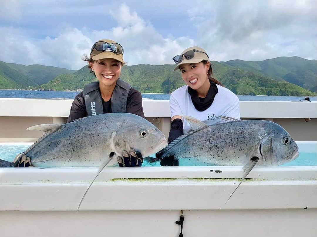 岡田万里奈のインスタグラム：「. . . 今回、奄美で出会えたいろんな魚たち！ . GTはもちろん、GT以外にも こんなにたくさんの魚たちに出会える奄美の海が大好き🩵 . GT、バラフエダイ、シイラ、ワフー ギンガメアジ、カスミアジ、スマガツオ . 毎日いろんなお魚とファイトして 新しく買ったツインパもかなり強めに 入魂完了しました！w . . . #奄美大島 #ビッグディッパー #GT #gtフィッシング #gtキャスティング  #釣り女子 #釣りスタグラム #海 #喜界島 #gianttrevally #gianttrevallyfishing  #ladyangler #ladyanglers  #fishingtrip #fishinglife」