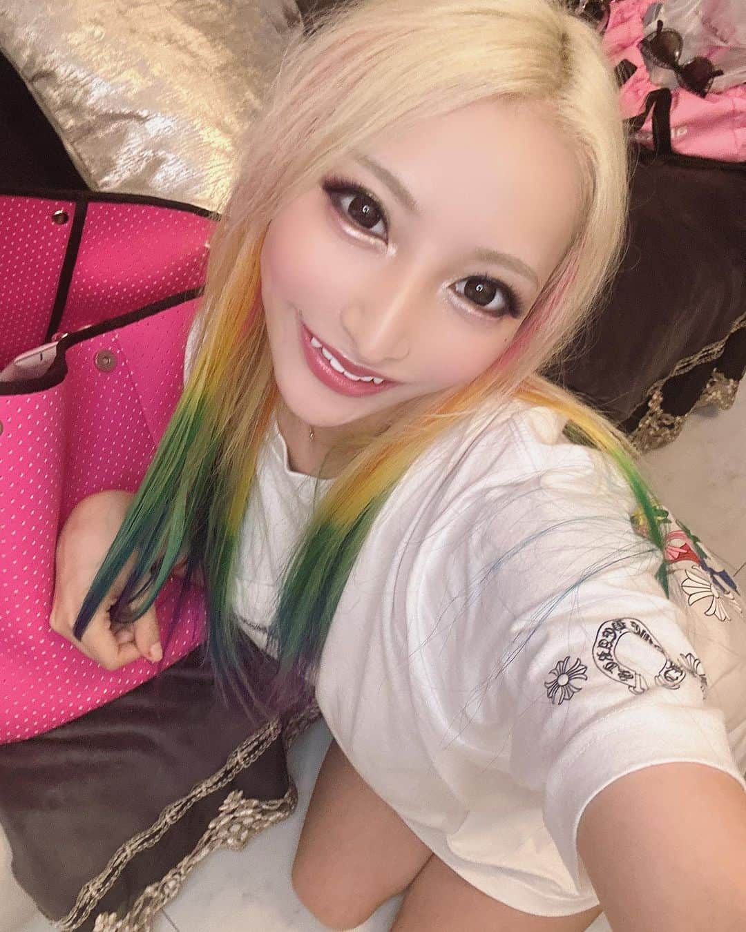のインスタグラム：「広島の友達の自宅プライベートサロンでハーブピーリングしてもらいながらわちゃわちゃ会♡♡♡  #広島 #地元 #帰省」