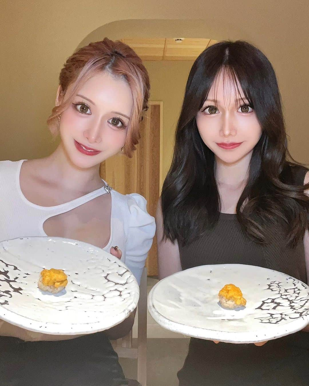 ひよこ先輩のインスタグラム：「🍣 ゆうめろと寿司会👭 めちゃくちゃ美味しすぎた😭💕 どれも美味しかったけど アジと太刀魚とウニが最高すぎた🥹🍣 食後のかりんとう饅頭も 今まで食べた中で1番美味しかったし 居心地良き空間だった😚🫧 【 @sushi.yamada.nishiazabu 】 . #西麻布　#六本木　#広尾 #鮨やま田　#寿司　#鮨」