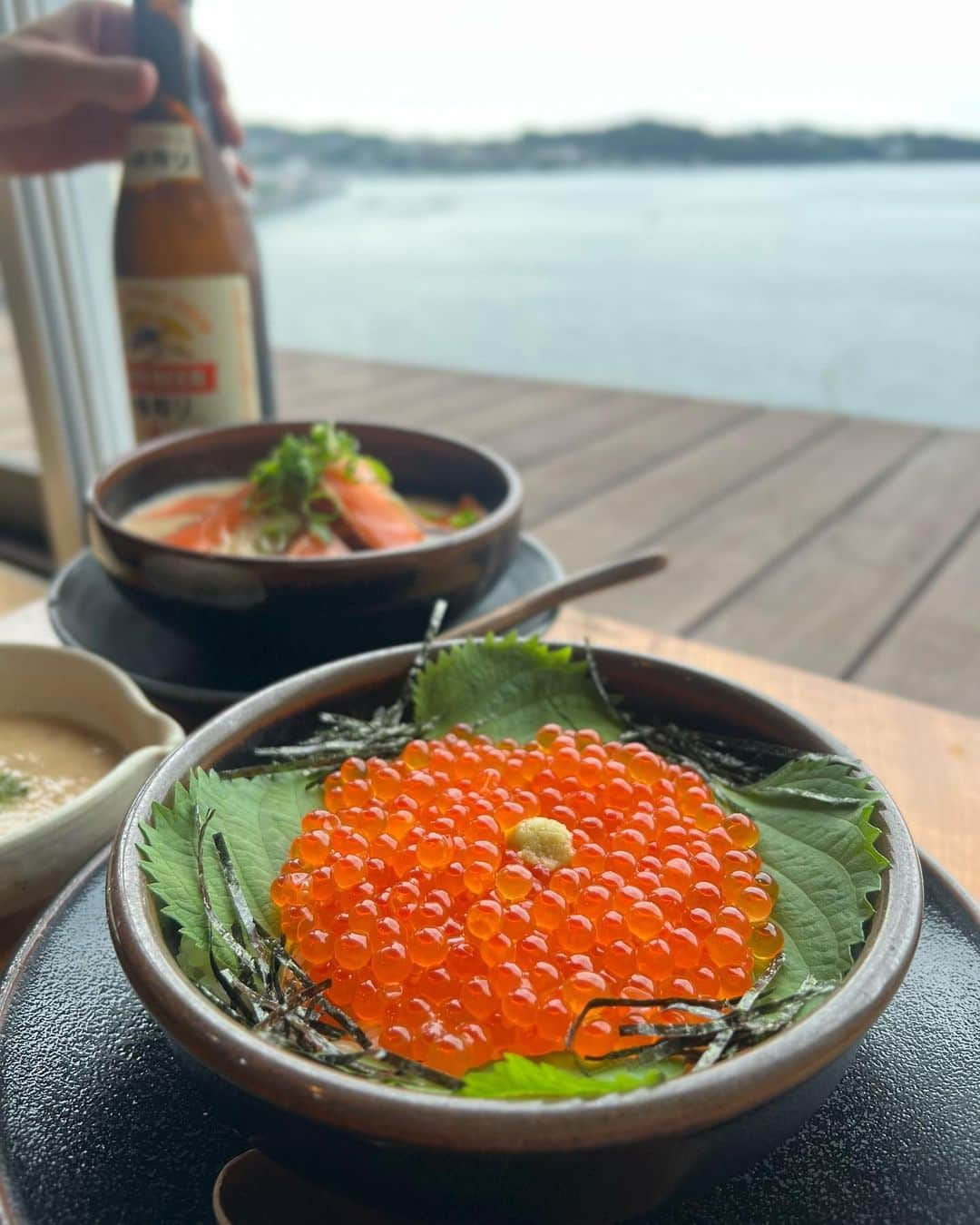 双松桃子さんのインスタグラム写真 - (双松桃子Instagram)「. ことし最後の夏の思い出🐾🐾 今年は熱海にいってきた〜  熱海に来たら絶対行くべき 素敵なお店見つけたからシェア🤍🤍🤍  📍 麦とろ童子  熱海駅から少し距離はあるのですが 海を見ながら贅沢すぎランチ味わえます！  熱海に行くなら大優勝なおすすめ店🏆  頼むなら蟹汁付きの "いくろとろろご飯"を是非食べてください！  プチっプチ食感強めないくらと 蟹の旨み凝縮された蟹汁がほんとに体に沁みた。。。  店内の雰囲気もジブリ感強めで お店の人も本当に素敵な癒され空間でした！  カップルでランチデートにもめっちゃいいよ〜。 ここ押さえてたら間違いないです！  熱海また行きたいなっ🫧  #熱海グルメ #熱海 #熱海旅行 #熱海ランチ　#いくら丼 #グルメ女子」9月15日 18時21分 - momosan0627