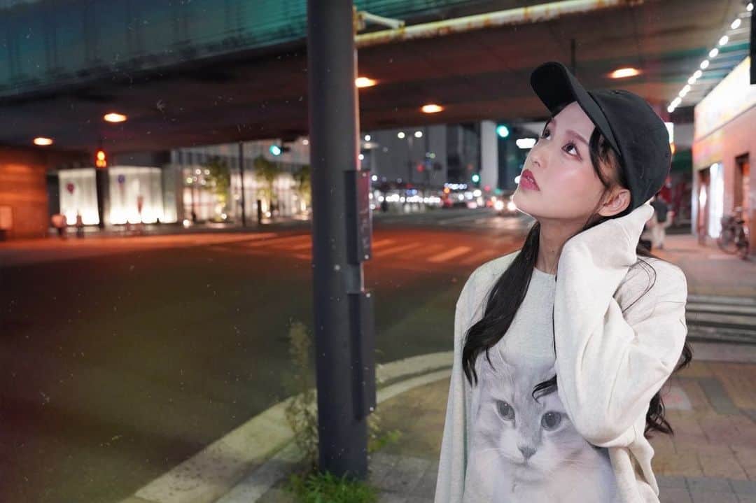 のインスタグラム：「帽子めちゃかっこいいから見てみてー！！さりげないSTU48ロゴで普段使いしやすいよ⚓️日常に推しグループを身につけると毎日が少しずつ幸せになるよねっ。  ヴィレバンコラボアイテムは9/17(日)〆切です！ ストーリー/ハイライトのURLなどからぜひチェックお願いします🍎  ♡詳細 https://www.village-v.co.jp/news/item/17098 ♡ご購入 https://vvstore.jp/feature/detail/20451/  #ヴィレッジヴァンガード #ヴィレバン #アイドルグッズ #コラボグッズ #ポートレート #ジーンズ #キャップ #グッズ #アイドル #福田朱里 #ねこ #ねこ部 #ネコスタグラム #猫グッズ #STU48 #japanesegirl #cap #japaneseculture #cat #catlovers #kawaii #ootd #japanesefashion #idol」