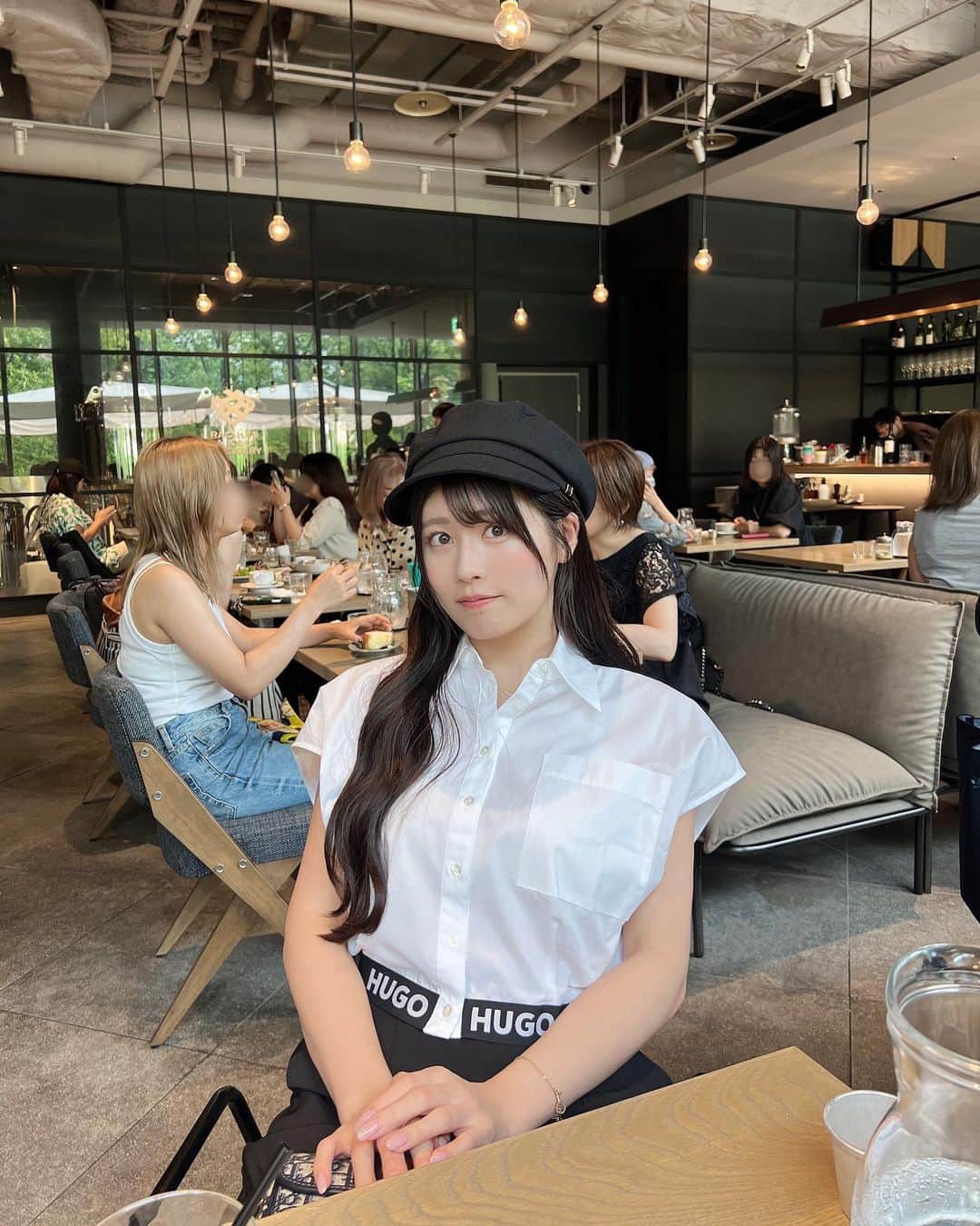 ちとせよしののインスタグラム：「今日は雨と雷すごかったね😵 私は久しぶりのランチに出かけておりました〜🍽  撮影会前なのでまつパもしたよ👀✨️ @futuro_eyelash   #hugoboss #ca4la #シャツコーデ #キャスケット #クロップド丈 #青山カフェ」