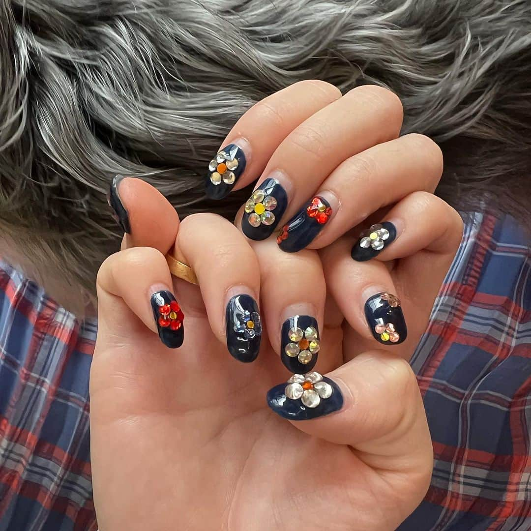 瀬戸あゆみのインスタグラム：「おNEW NAIL🌼 少し伸びてしまいましたが。。。 初めてネイビーベースに挑戦した！ そしたらマネージャーも同じタイミングでネイビーだった🫐🥰 おそろい🫶  今回も、ありがとうございました @une_fleur_fumina さん❤︎」